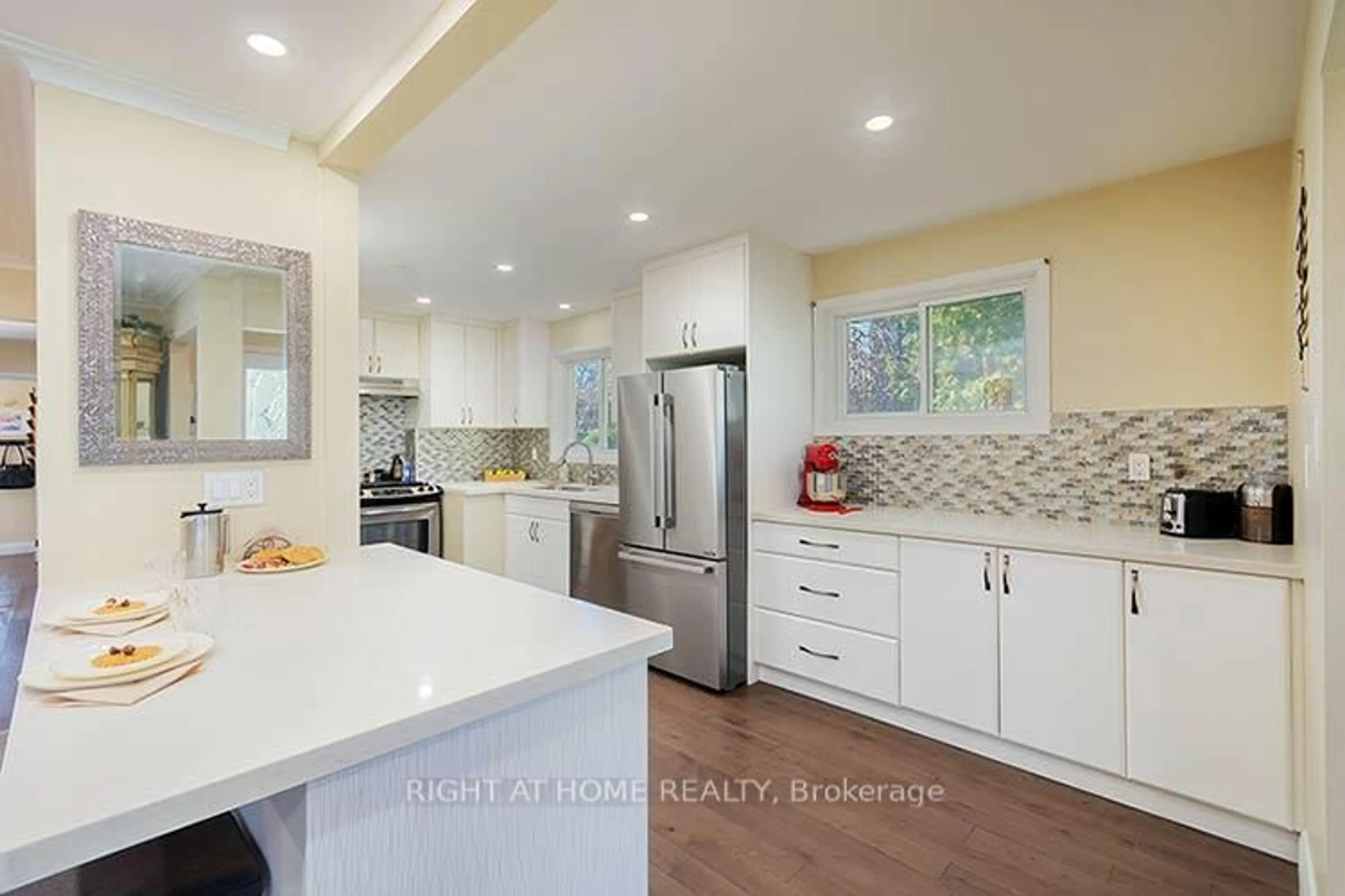 Open concept kitchen, ceramic/tile floor for 304 Roywood Cres, Newmarket Ontario L4Y 1A5