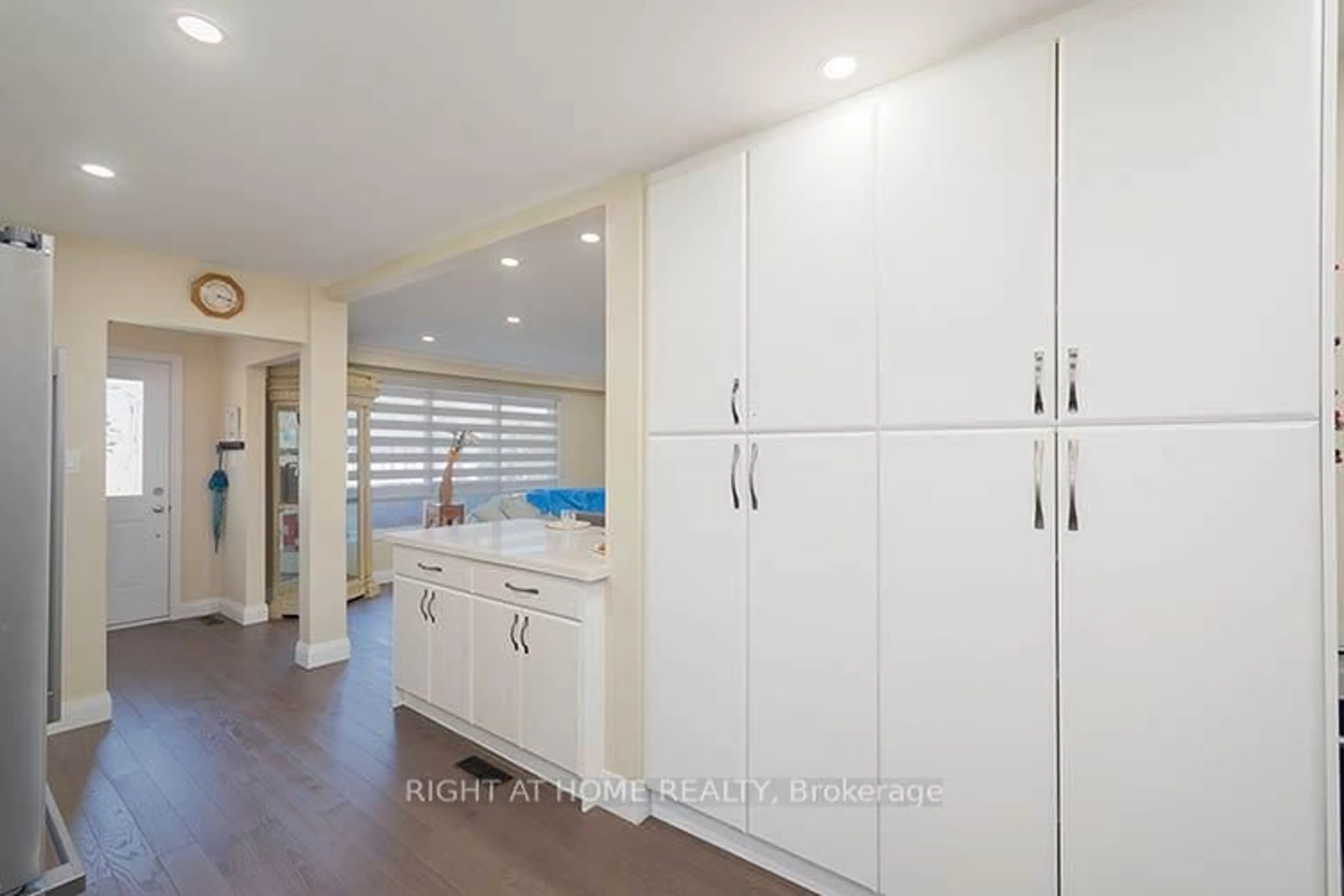 Unknown for 304 Roywood Cres, Newmarket Ontario L4Y 1A5