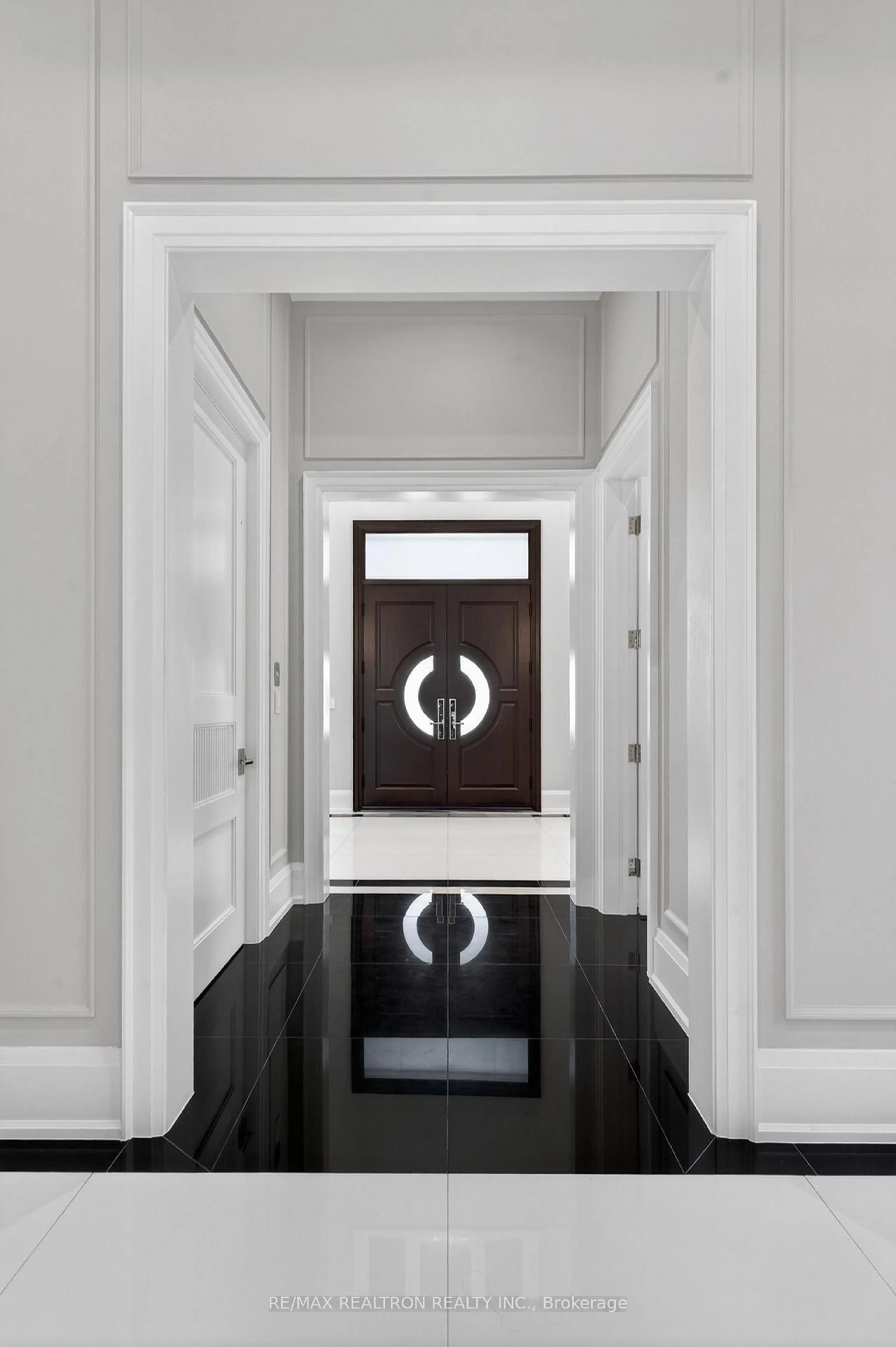 Indoor entryway for 17 Pebblelane Crt, Richmond Hill Ontario L4C 6X2