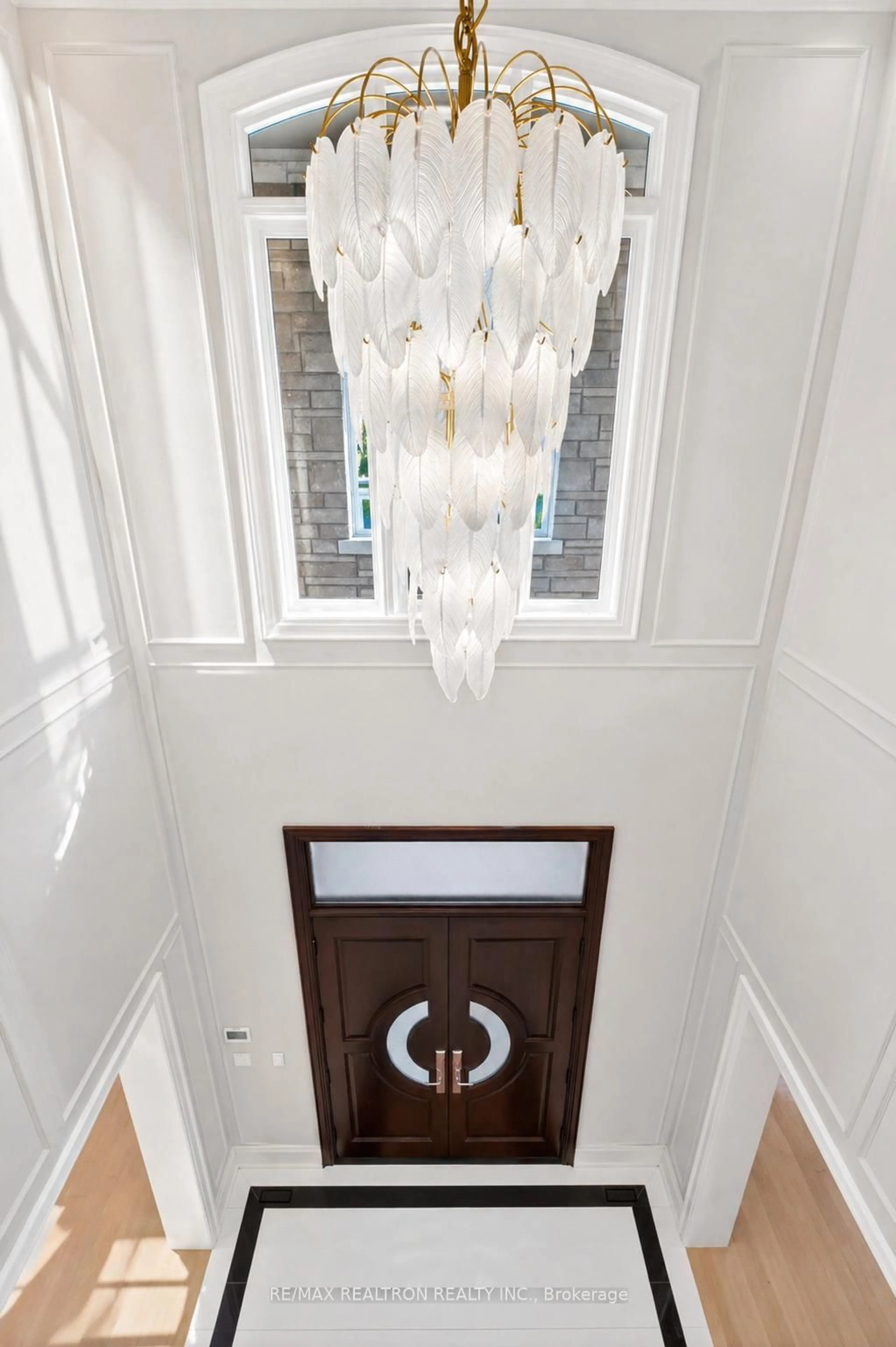 Indoor foyer for 17 Pebblelane Crt, Richmond Hill Ontario L4C 6X2