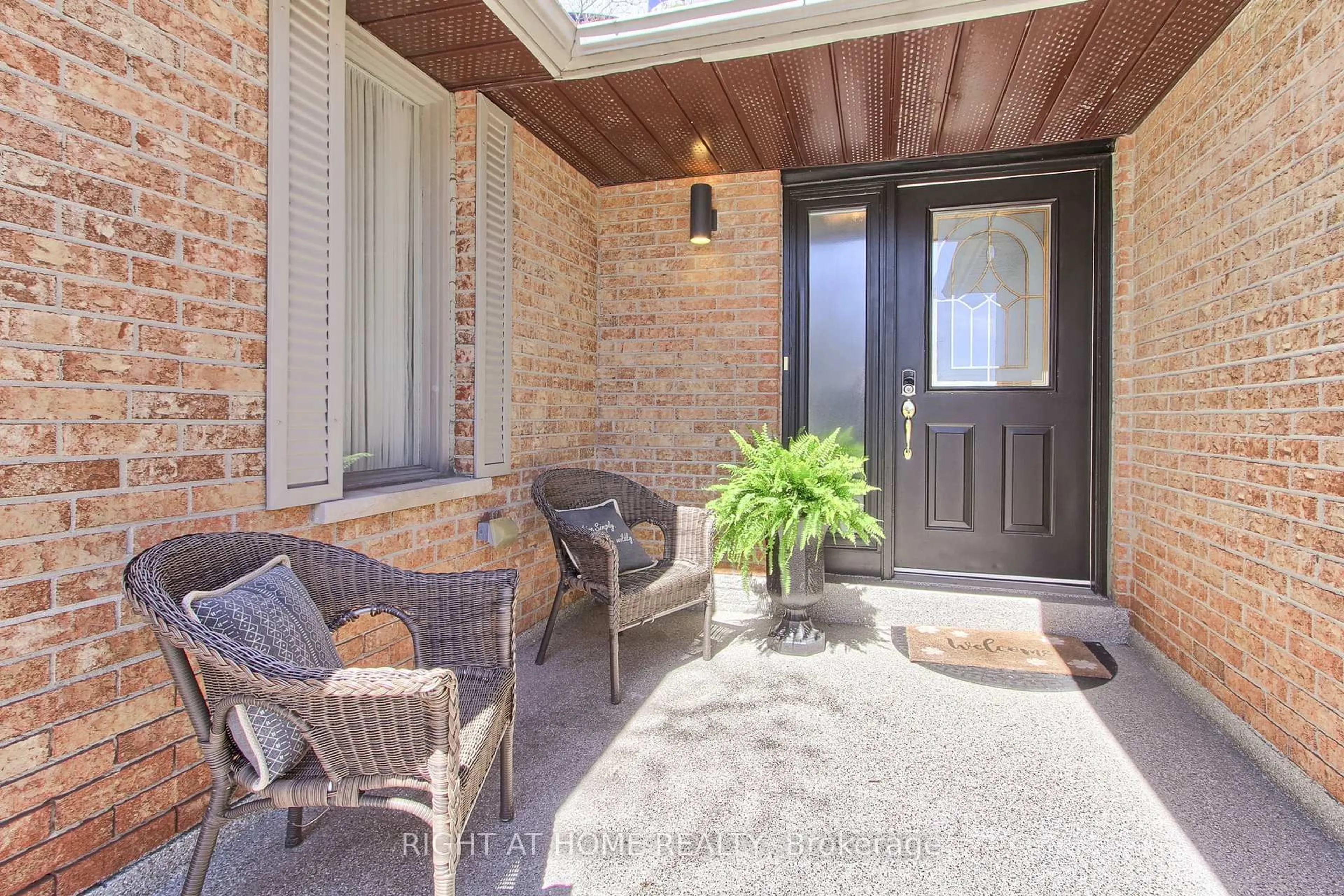 Indoor entryway for 331 Primrose Lane, Newmarket Ontario L3Y 5Z3