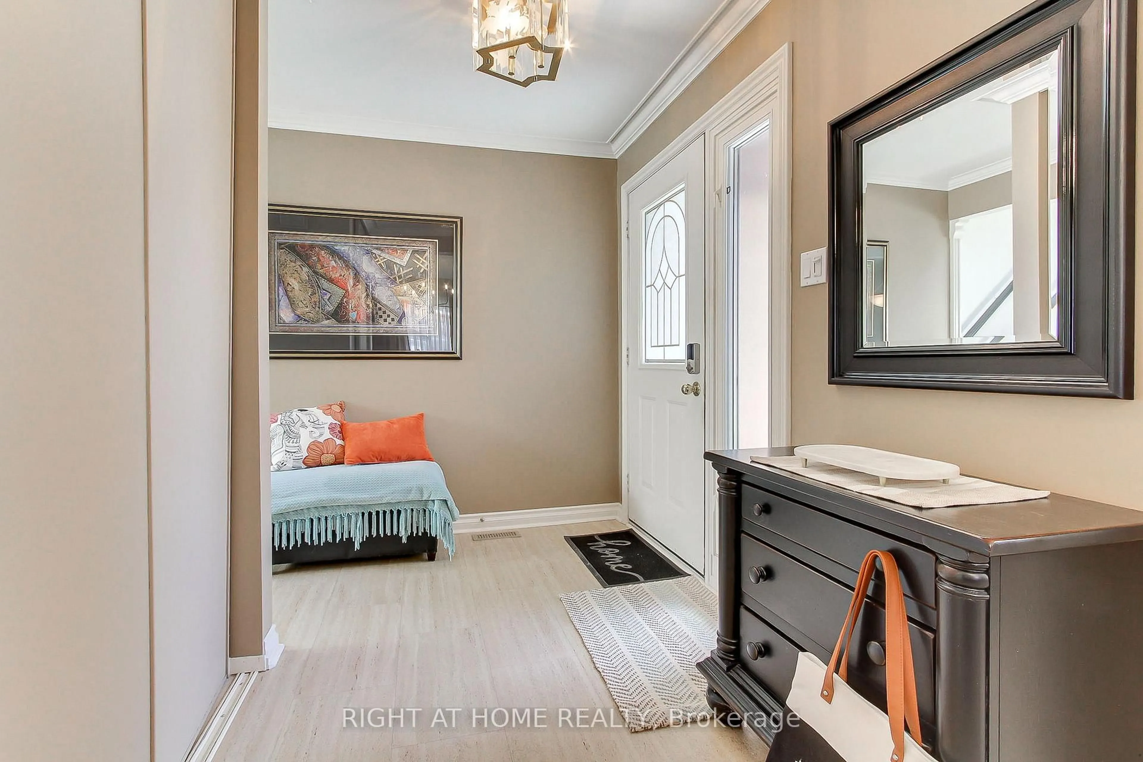 Indoor entryway for 331 Primrose Lane, Newmarket Ontario L3Y 5Z3