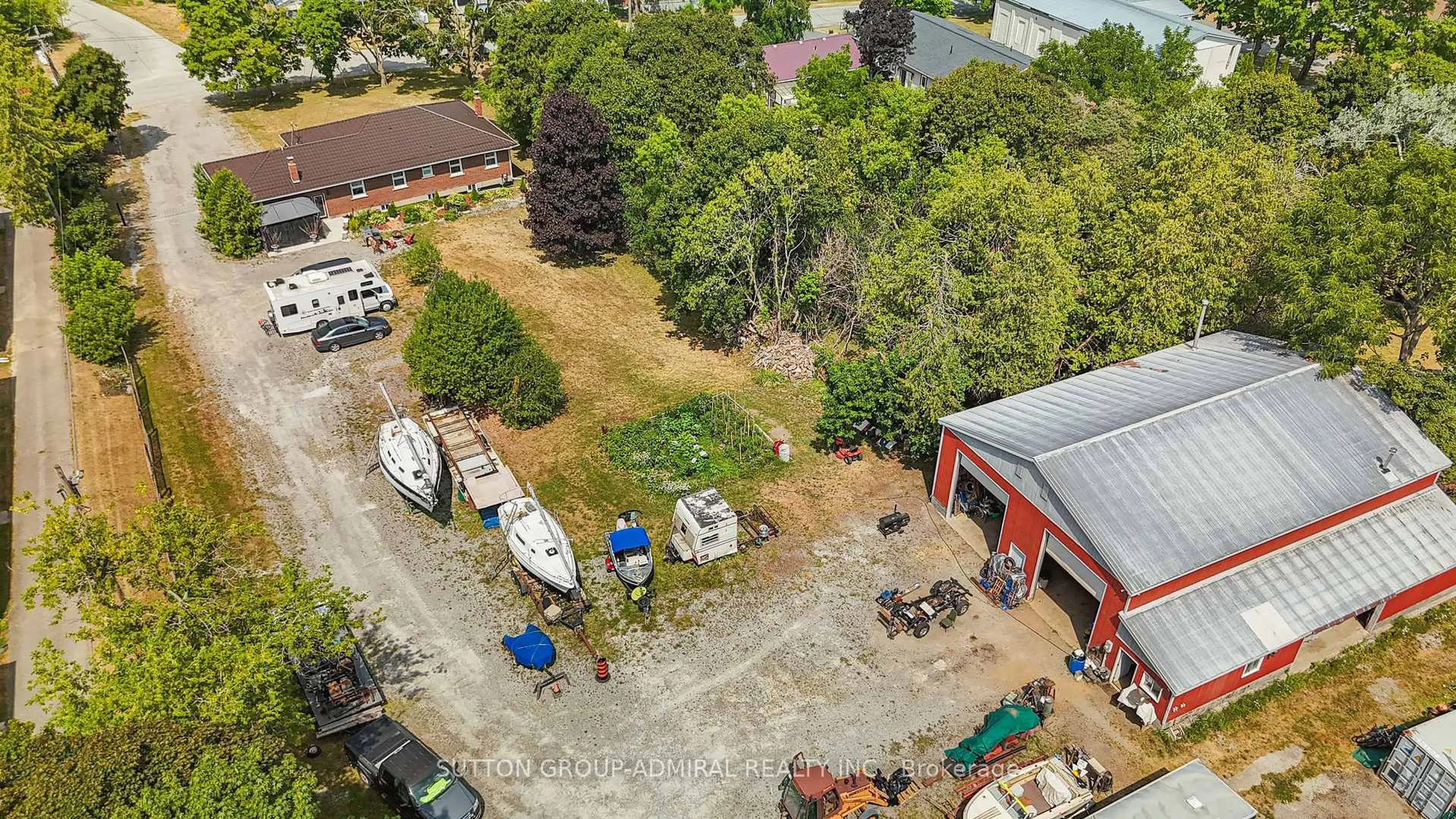 A pic from outside/outdoor area/front of a property/back of a property/a pic from drone, building for 499 York St, Brock Ontario L0K 1A0