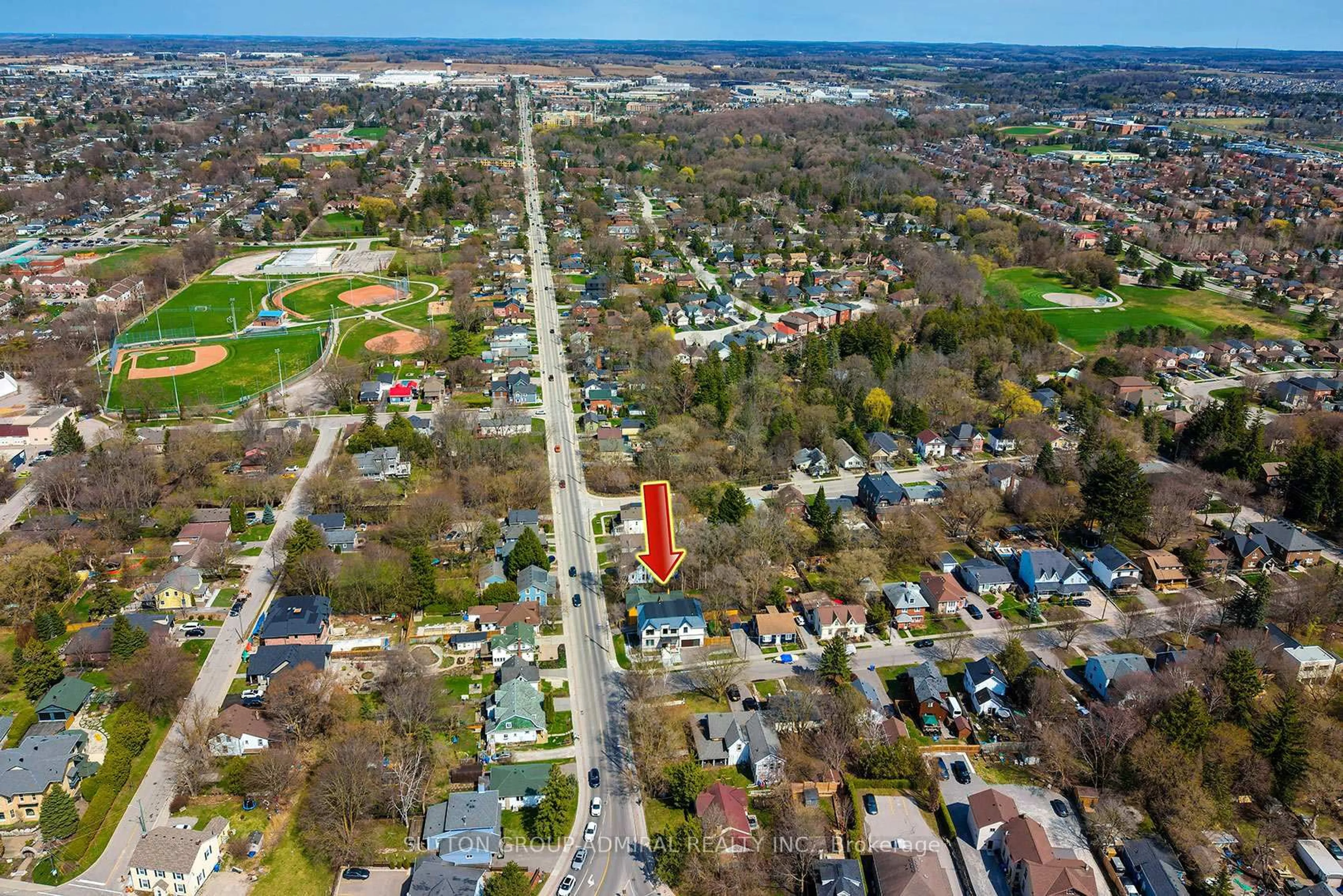 A pic from outside/outdoor area/front of a property/back of a property/a pic from drone, street for 582 Gorham St, Newmarket Ontario L3Y 1L3
