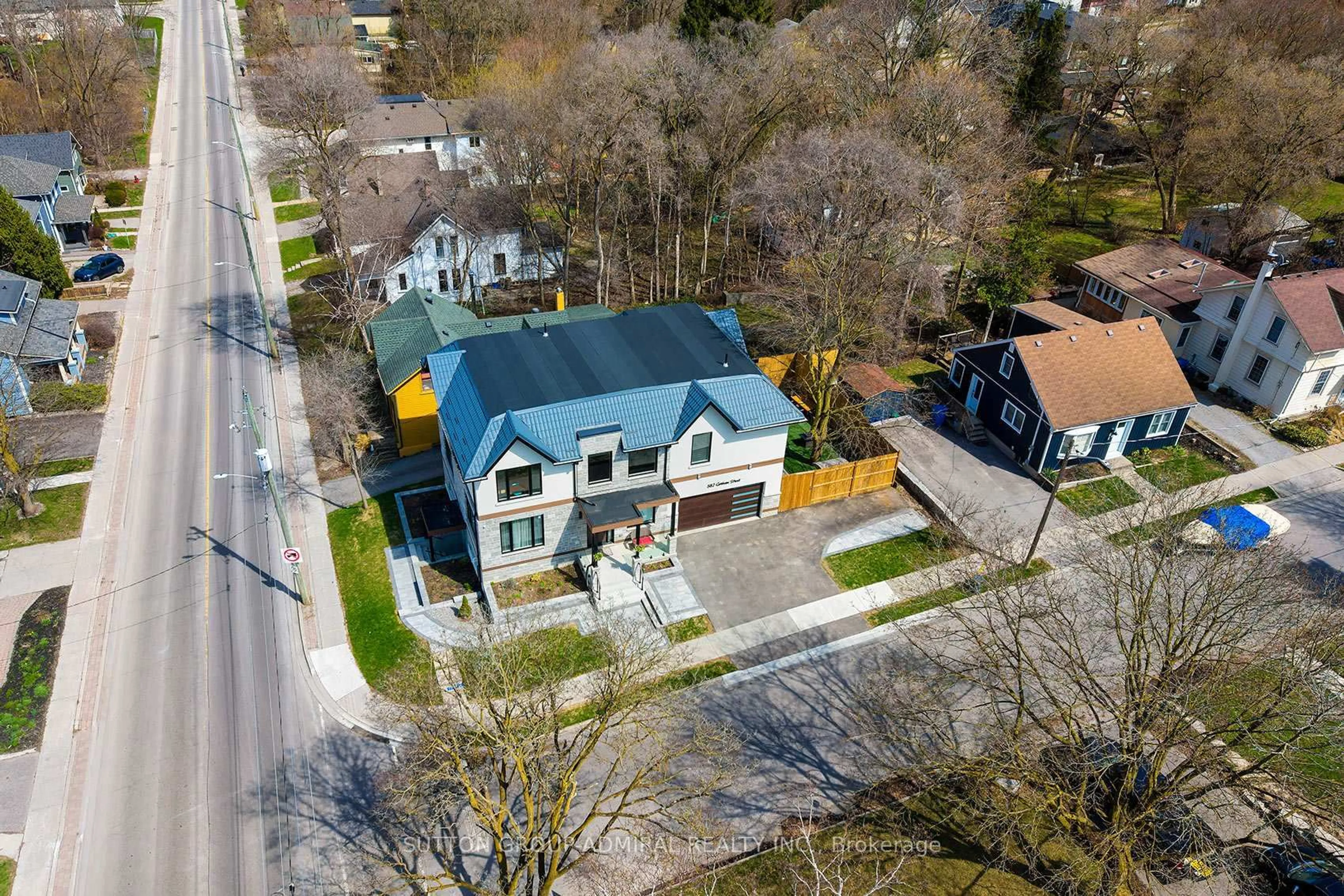 A pic from outside/outdoor area/front of a property/back of a property/a pic from drone, street for 582 Gorham St, Newmarket Ontario L3Y 1L3