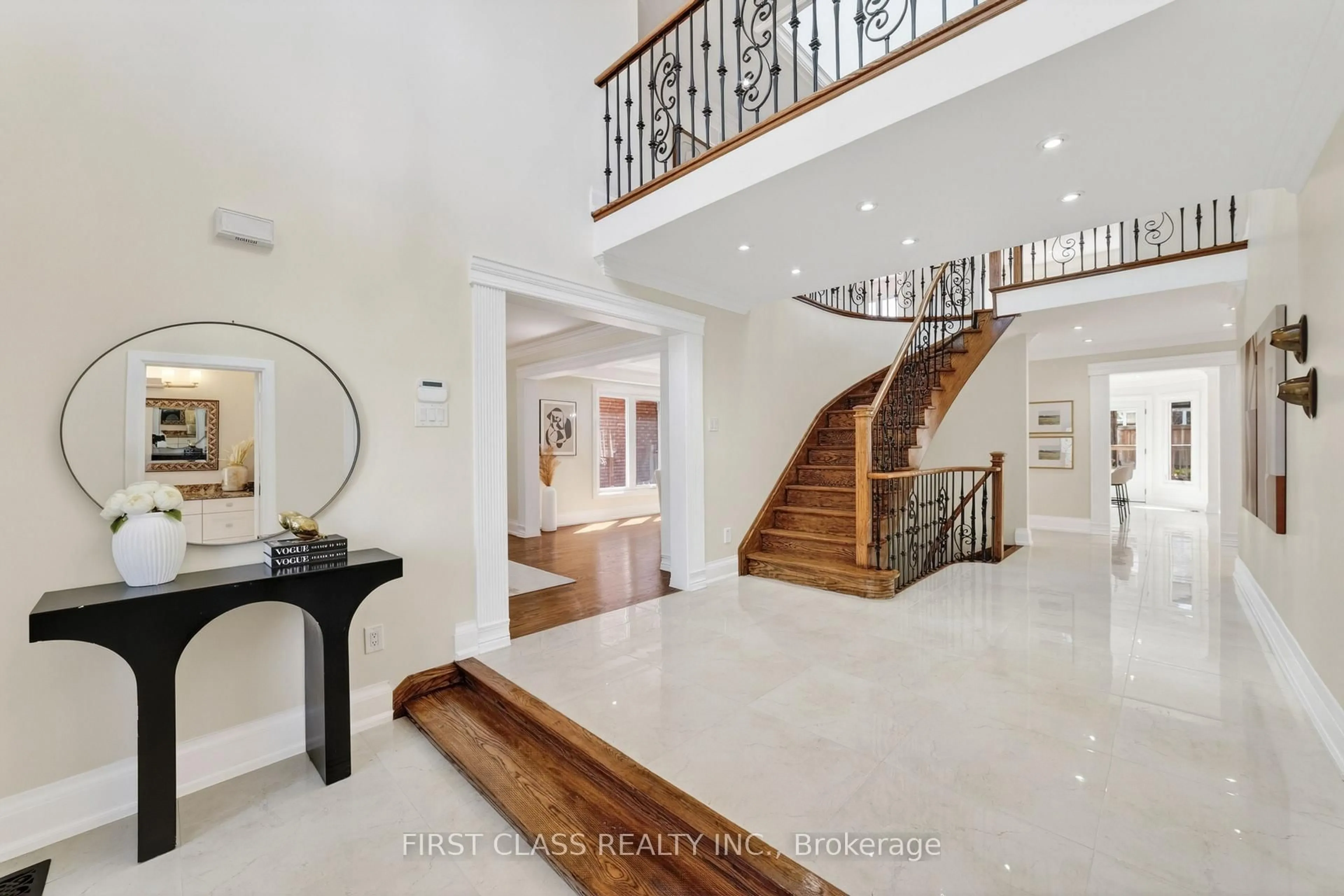 Indoor foyer for 67 Hillhurst Dr, Richmond Hill Ontario L4B 2V3