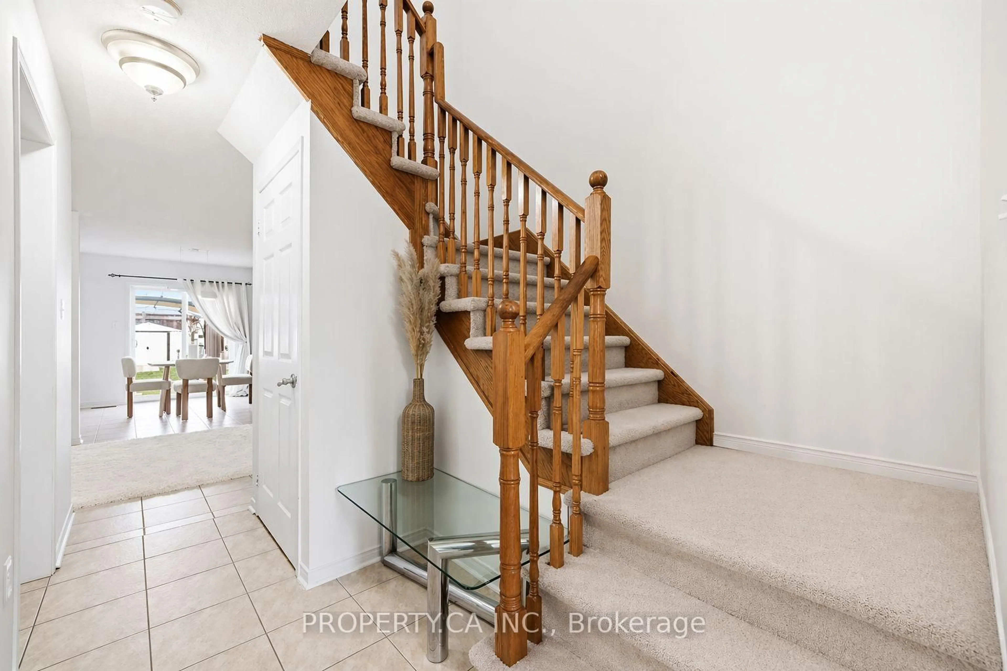 Indoor foyer for 45 Lindenshire Ave, Vaughan Ontario L6A 4A4