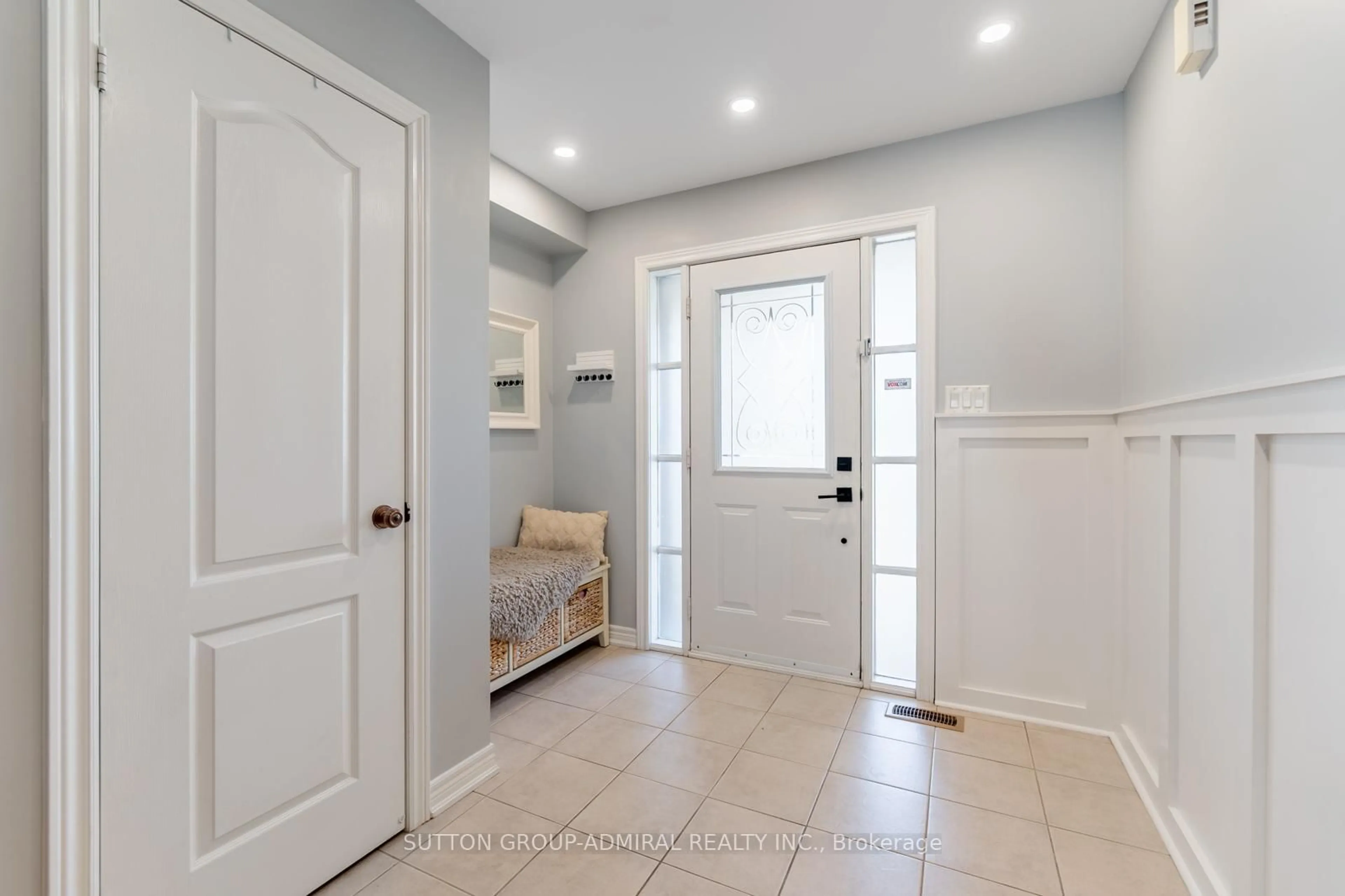 Indoor entryway for 85 Treasure Hill Rd, Vaughan Ontario L6A 0A6