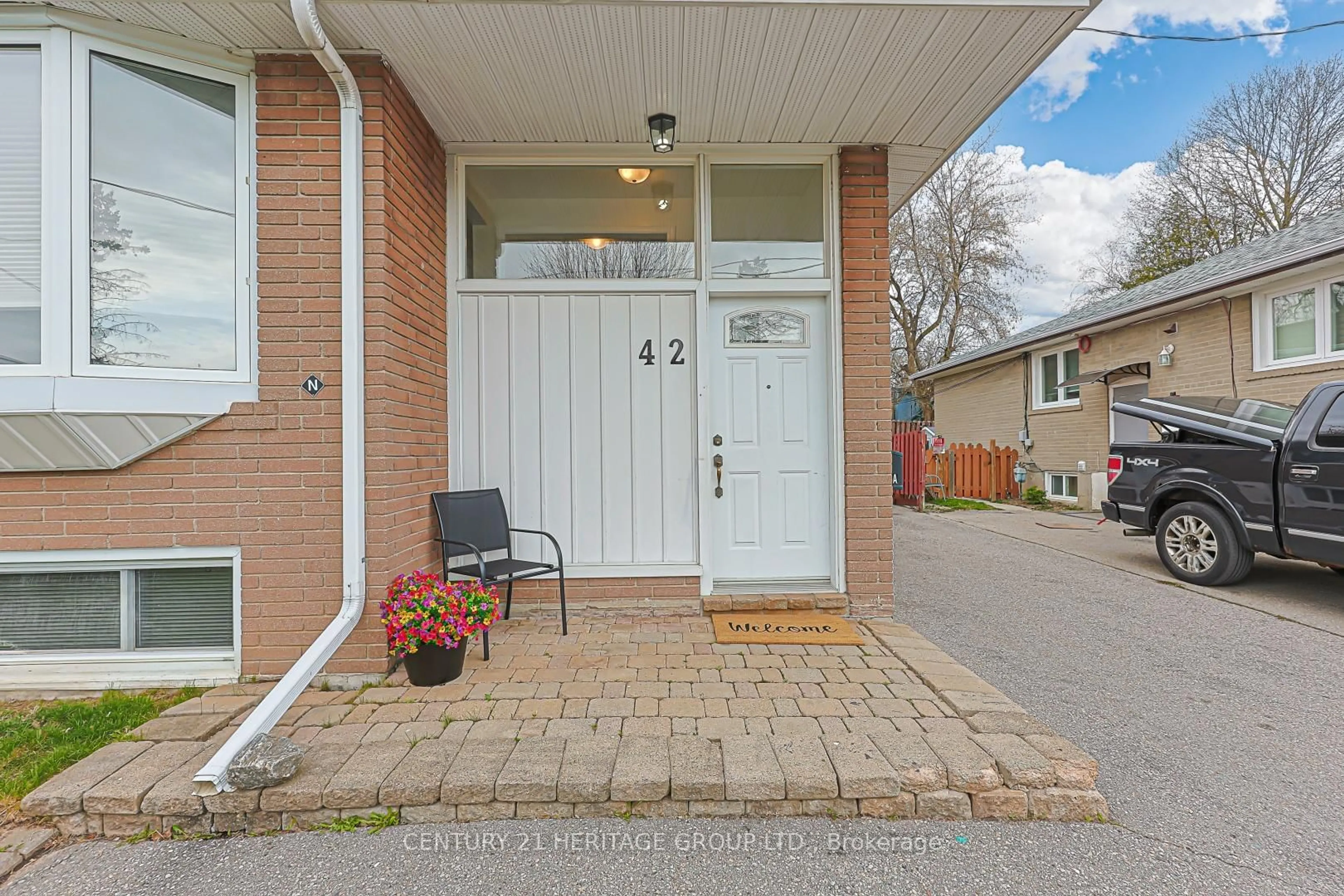 Unknown for 42 Lindsay Ave, Newmarket Ontario L3Y 4N6