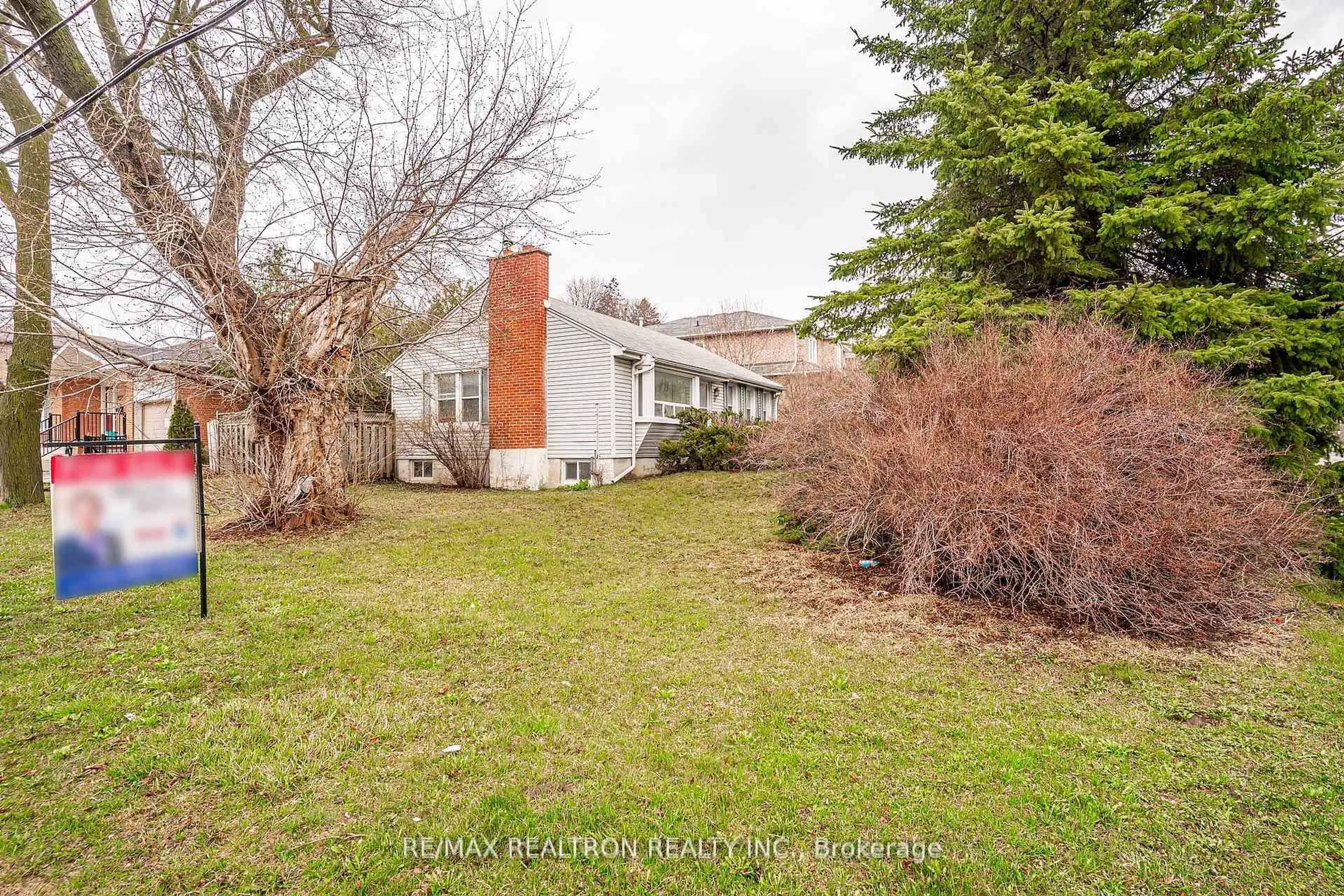 A pic from outside/outdoor area/front of a property/back of a property/a pic from drone, street for 25 Harding Blvd, Richmond Hill Ontario L4C 1S7