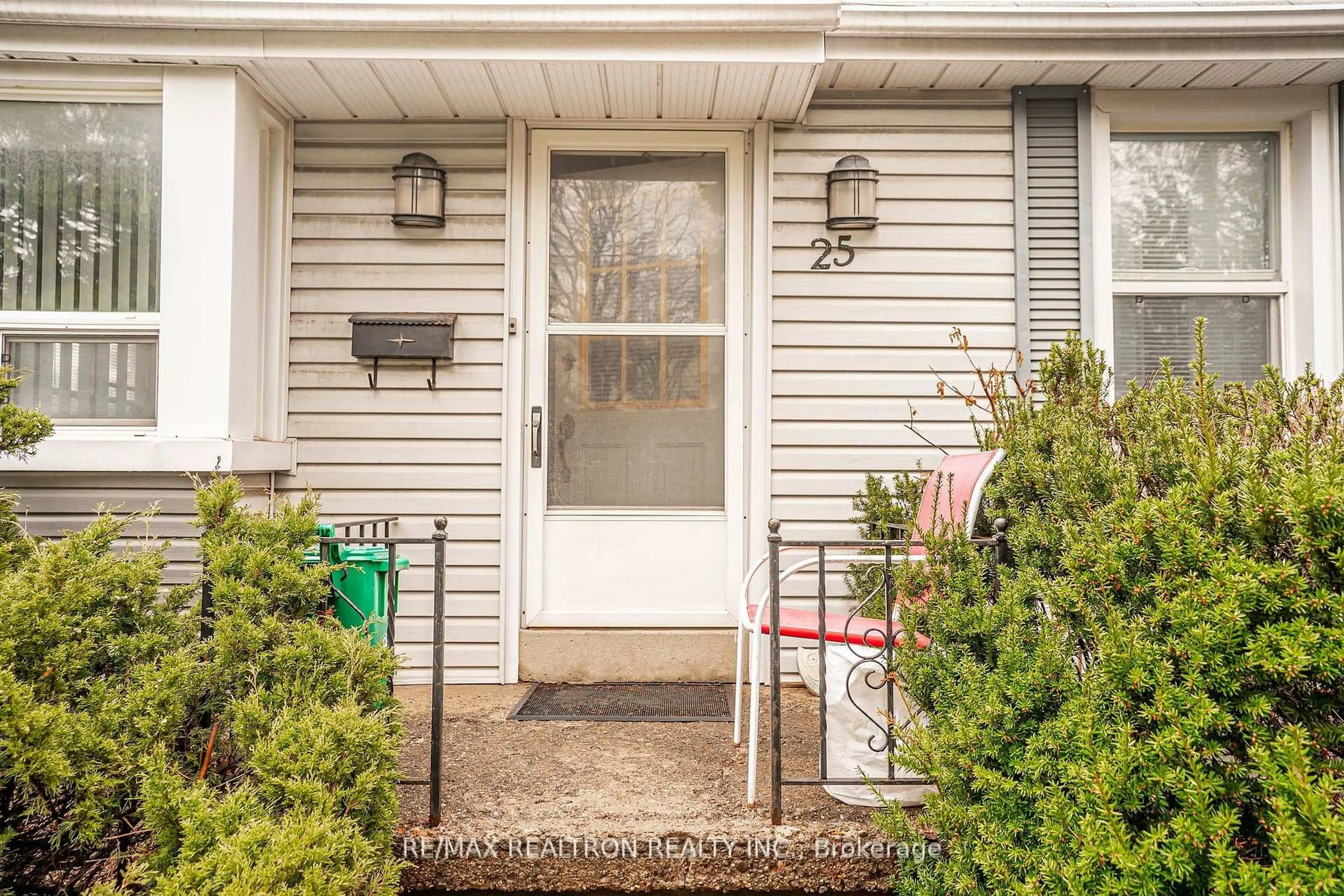 Indoor entryway for 25 Harding Blvd, Richmond Hill Ontario L4C 1S7