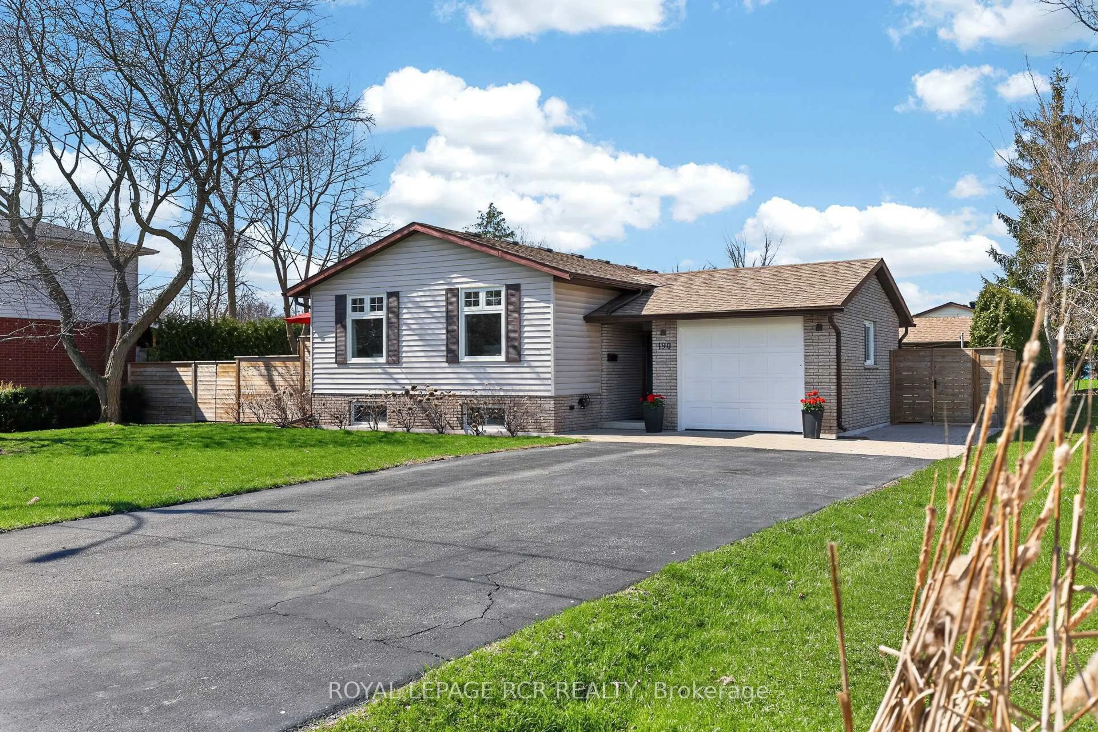 Home with vinyl exterior material, street for 190 Parkview Rd, Georgina Ontario L4P 2J7