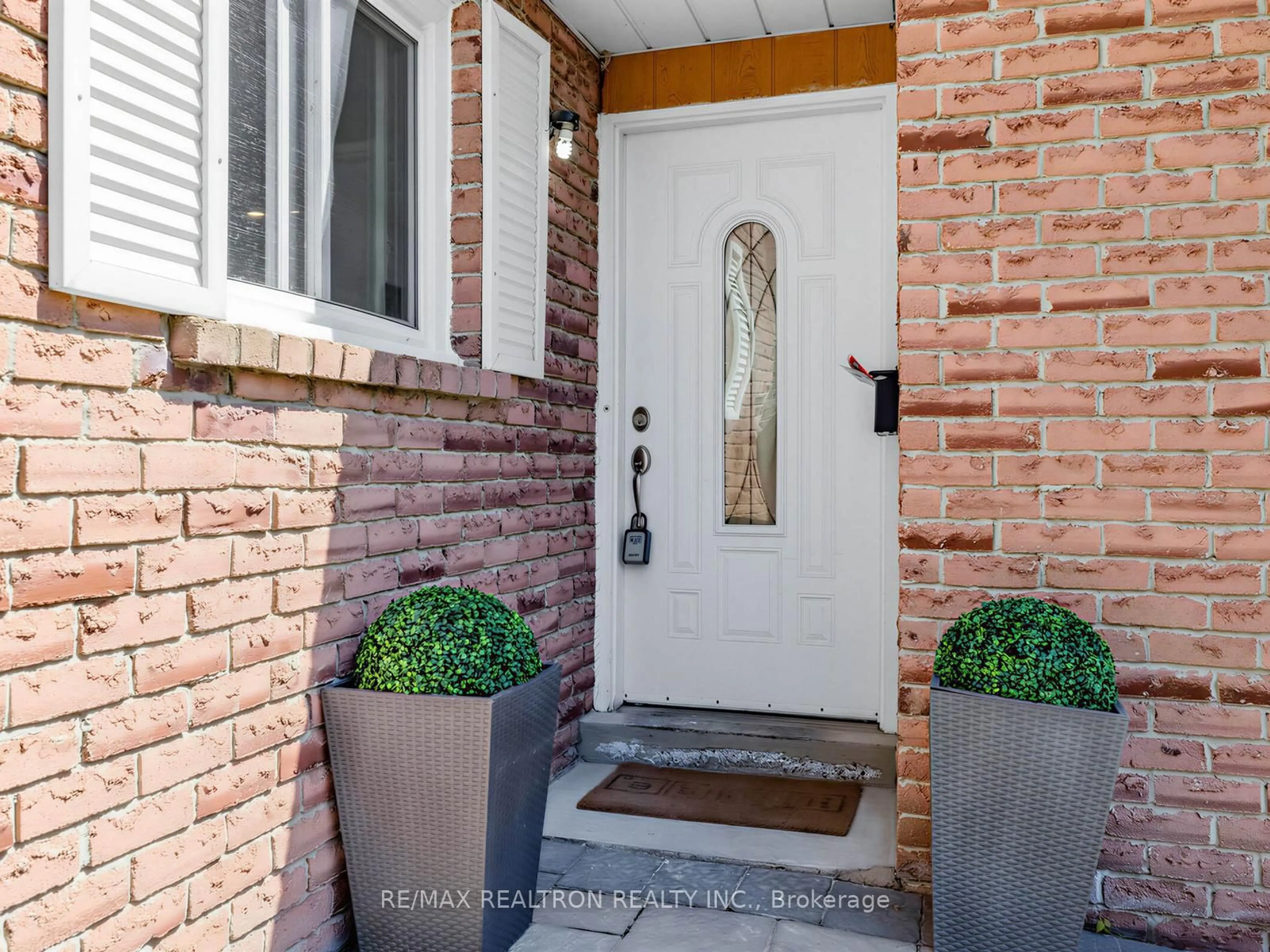 Indoor entryway for 38 Gray Cres, Richmond Hill Ontario L4C 5V5