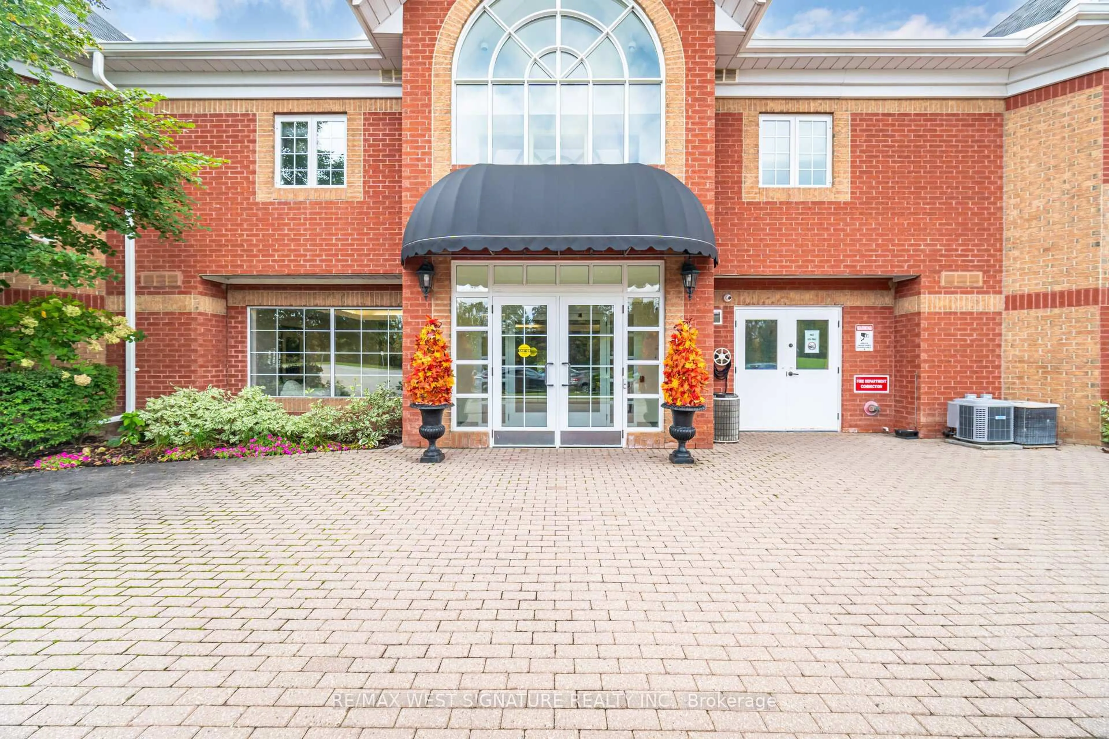 Indoor foyer for 75 Treelawn Blvd #102, Vaughan Ontario L0J 1C0