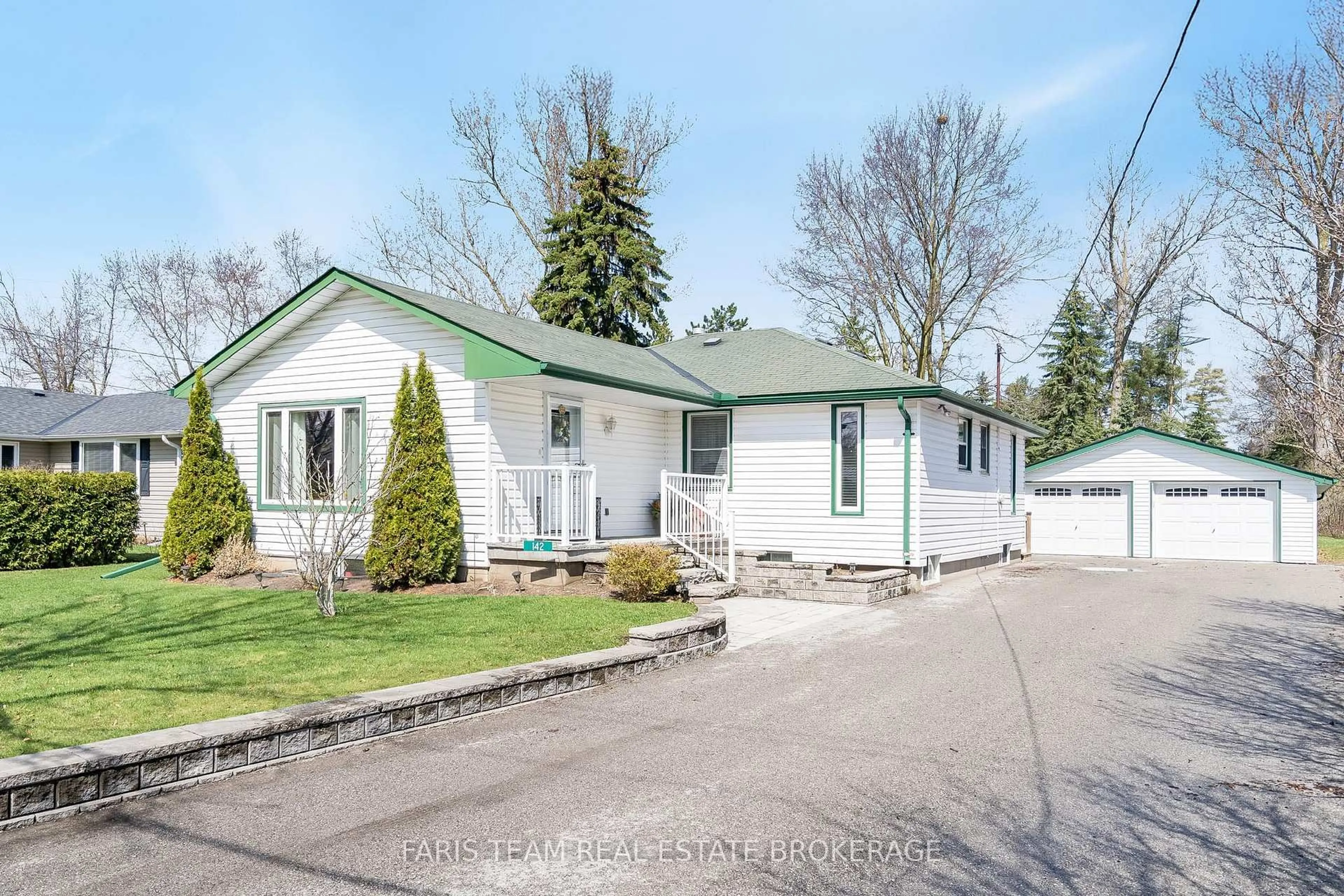 Home with vinyl exterior material, street for 142 Oriole Dr, East Gwillimbury Ontario L9N 1G9