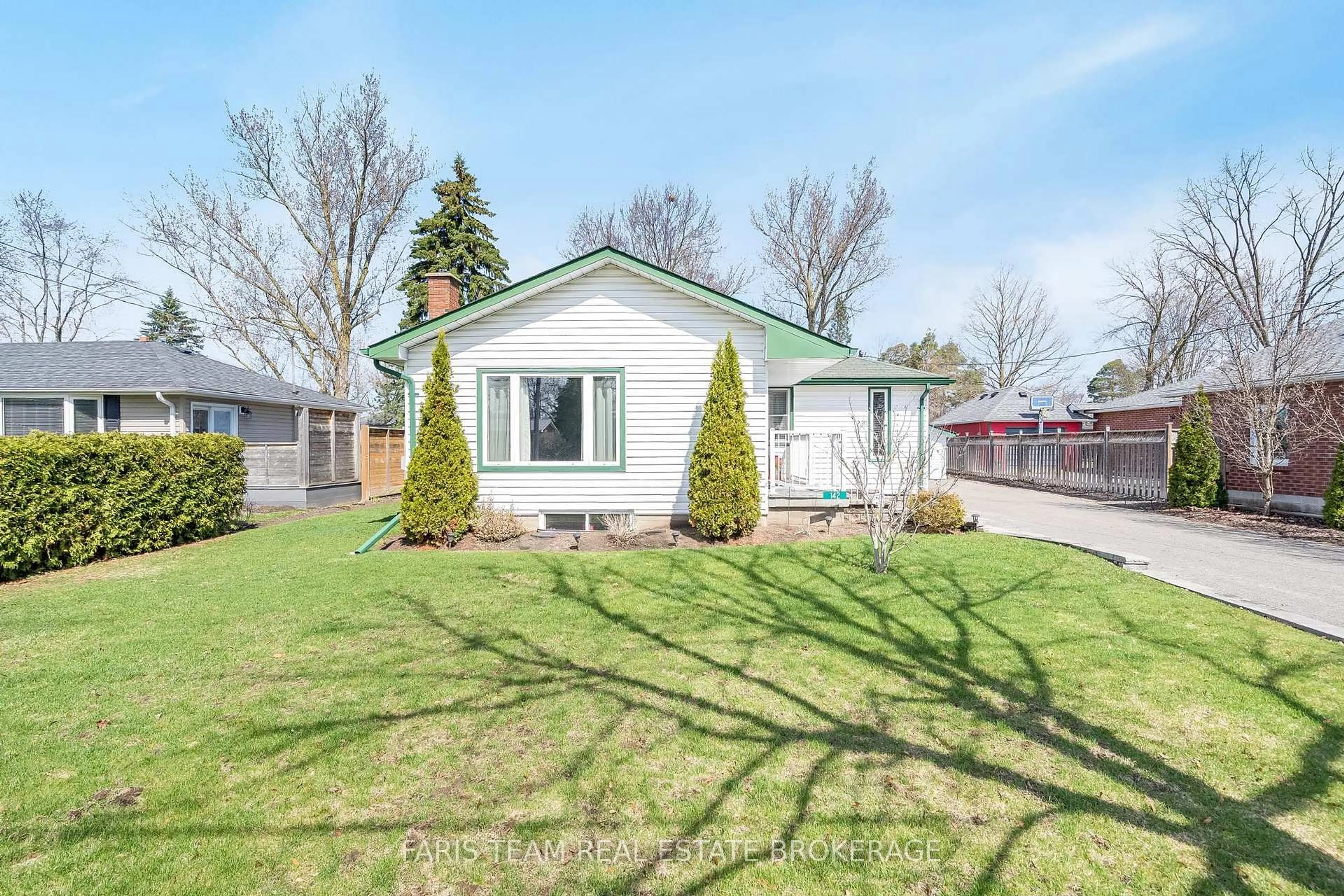 Home with vinyl exterior material, street for 142 Oriole Dr, East Gwillimbury Ontario L9N 1G9