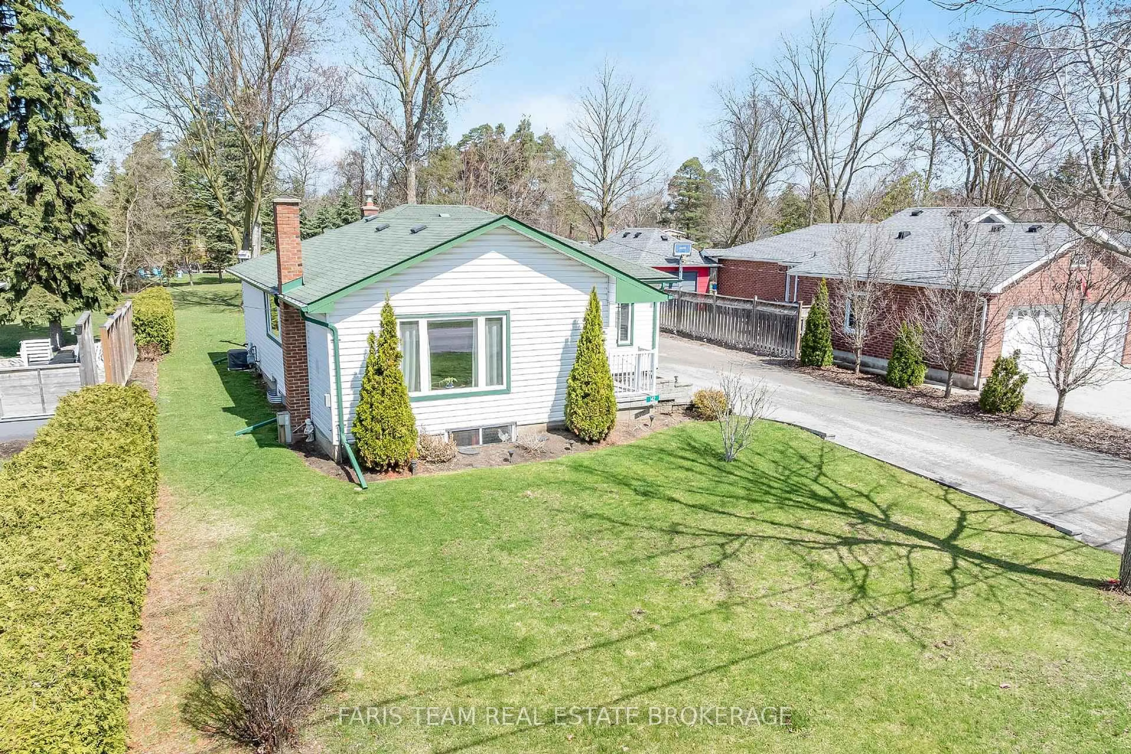 A pic from outside/outdoor area/front of a property/back of a property/a pic from drone, street for 142 Oriole Dr, East Gwillimbury Ontario L9N 1G9
