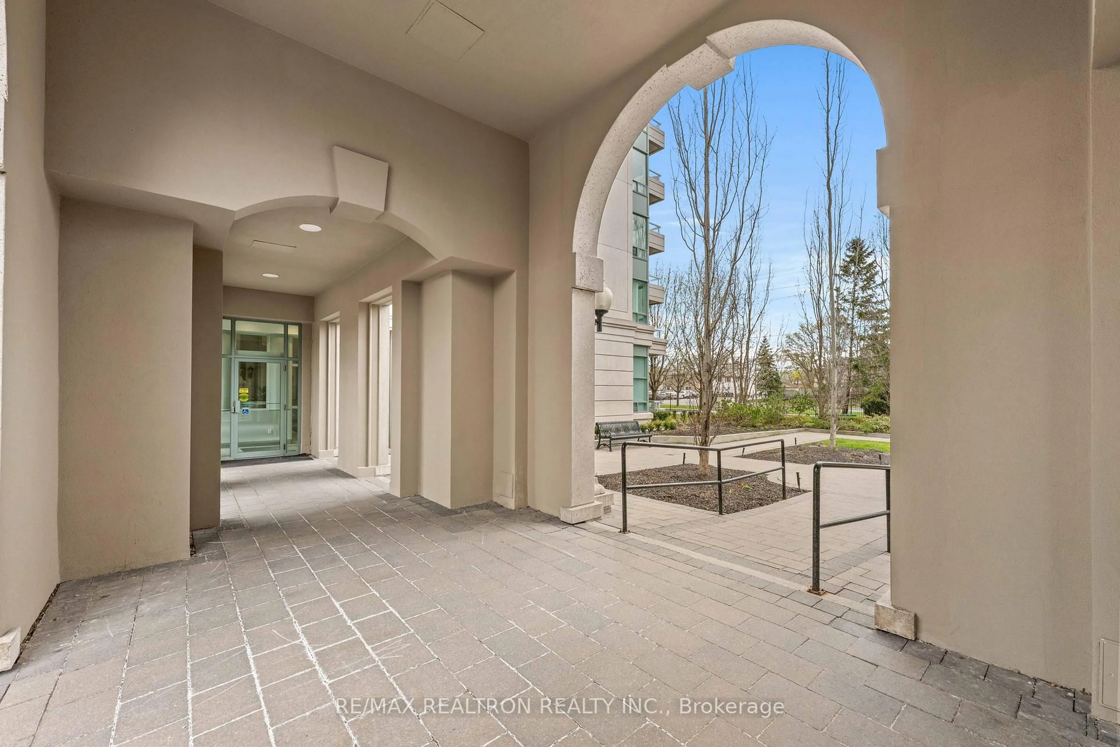 Indoor foyer for 5 Emerald Lane #605, Vaughan Ontario L4J 8P7