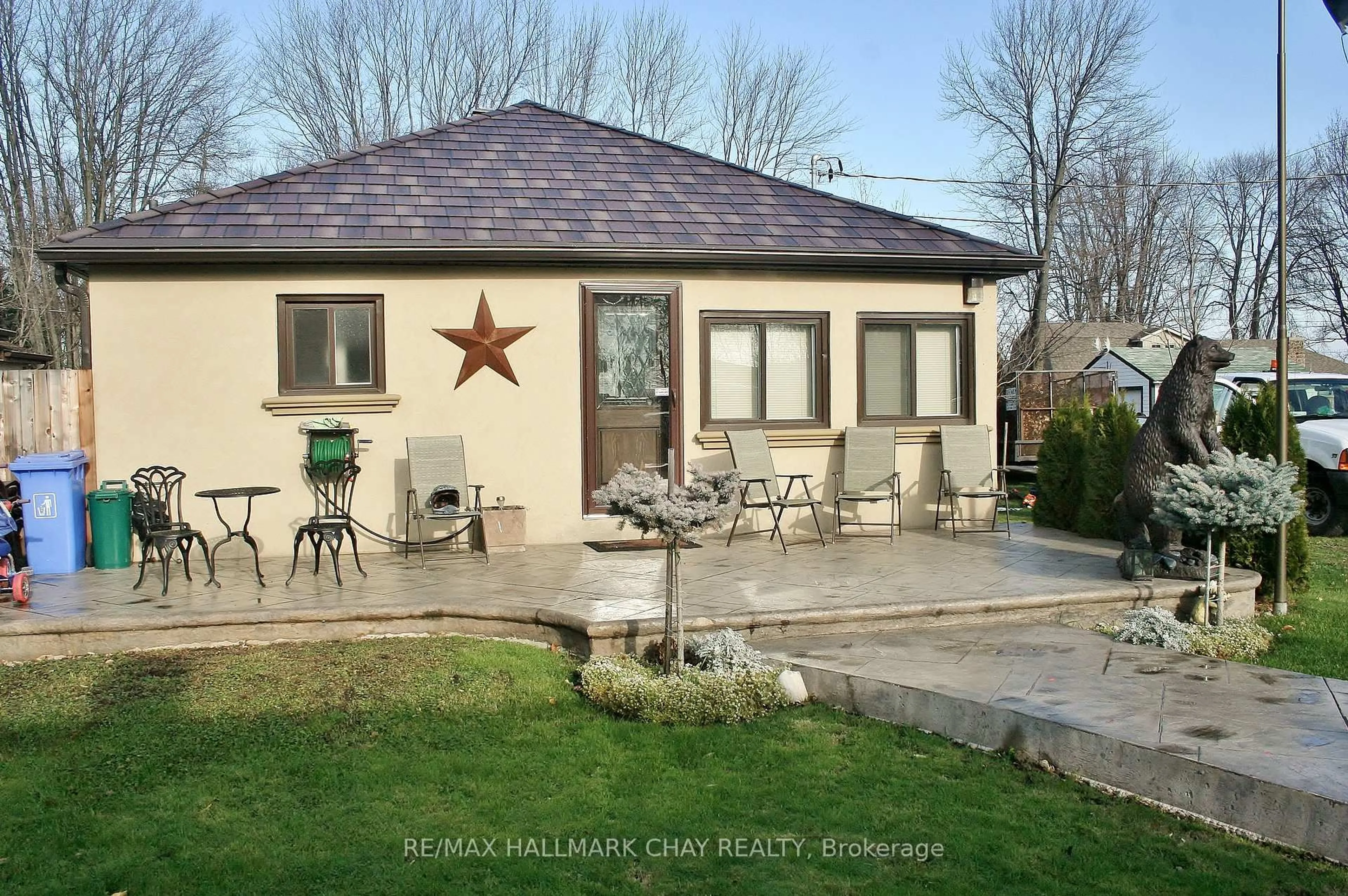 A pic from outside/outdoor area/front of a property/back of a property/a pic from drone, street for 1099 Poplar Dr, Innisfil Ontario L0L 1R0