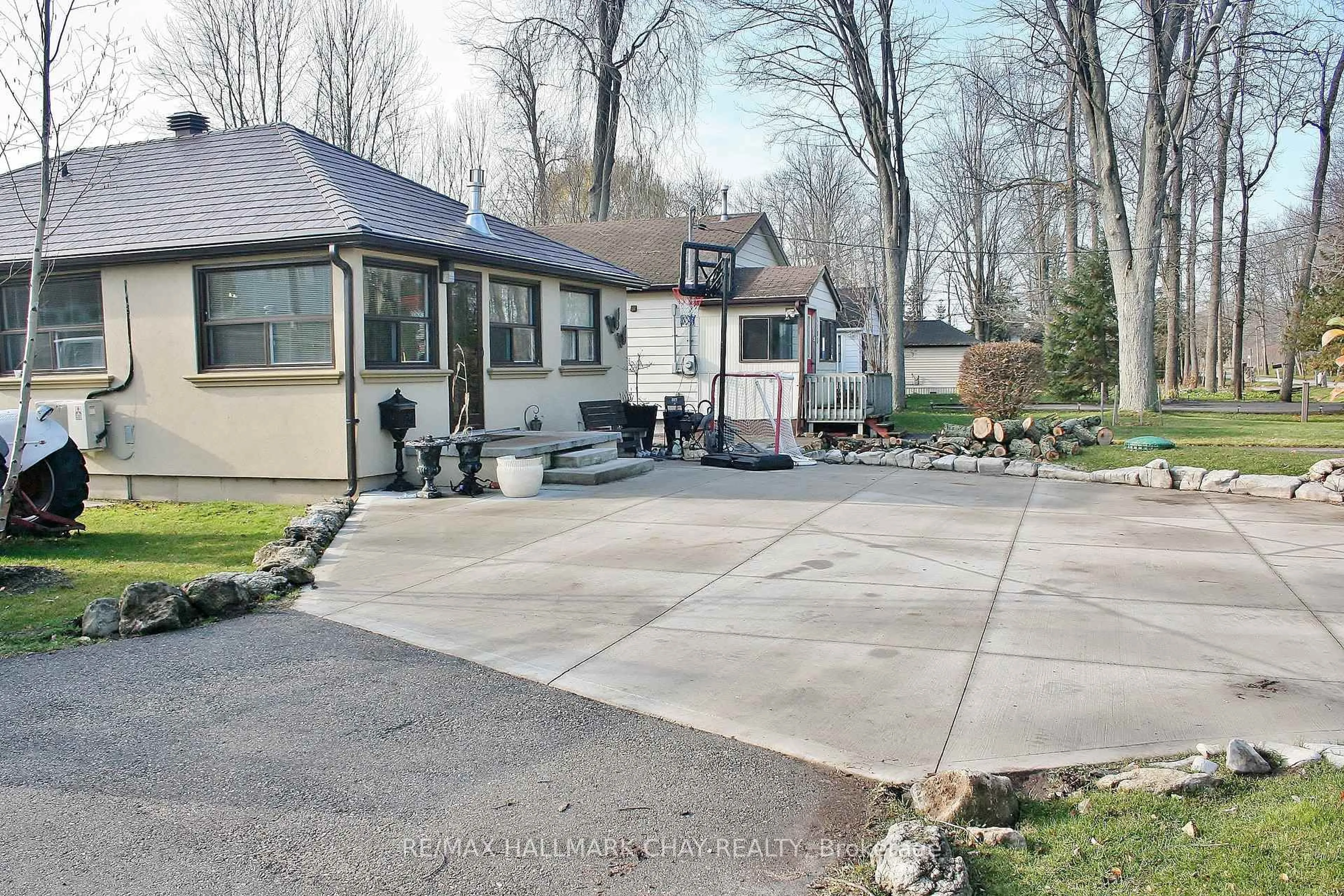 Patio, street for 1099 Poplar Dr, Innisfil Ontario L0L 1R0