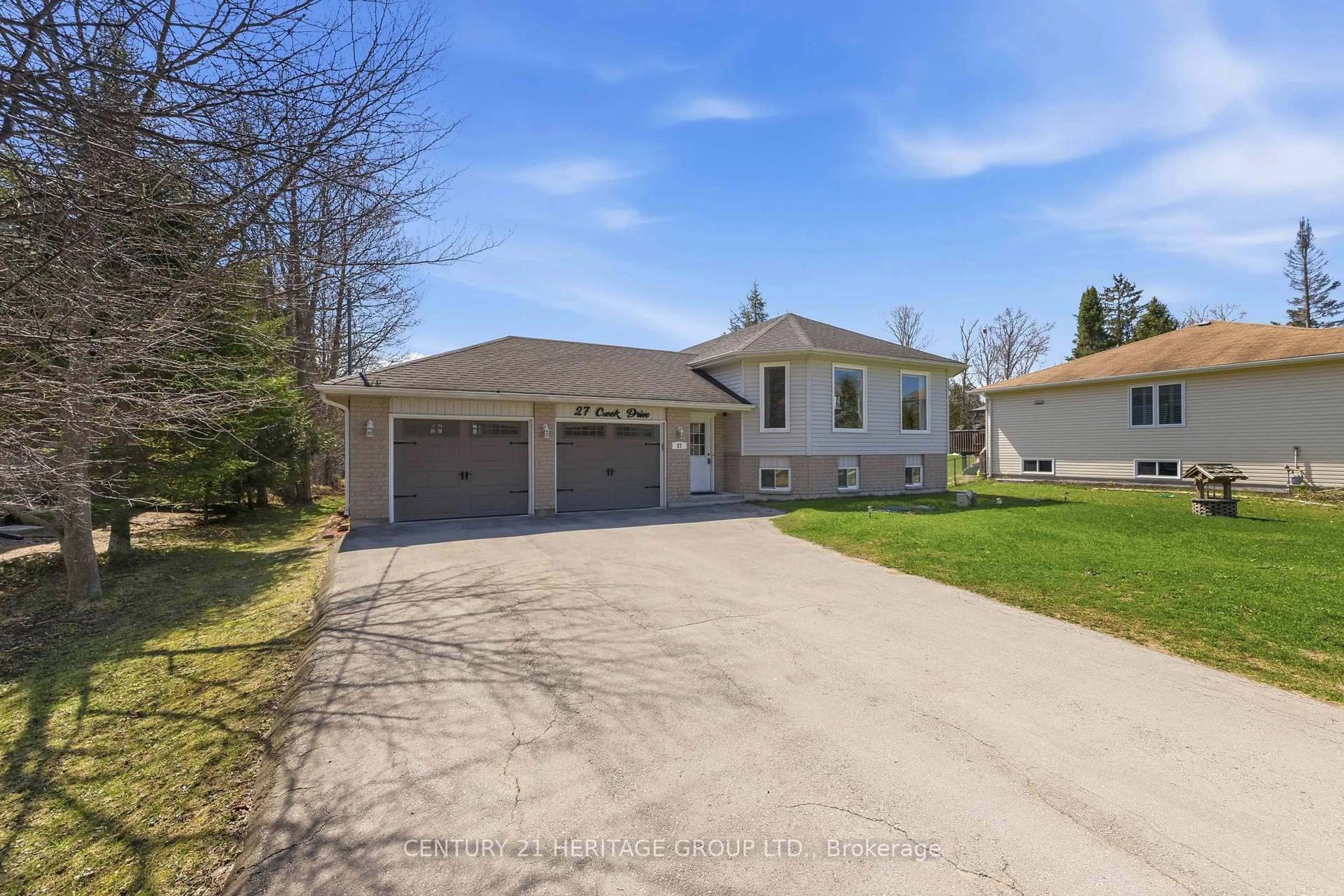 A pic from outside/outdoor area/front of a property/back of a property/a pic from drone, street for 27 Creek Dr, Georgina Ontario L0E 1N0