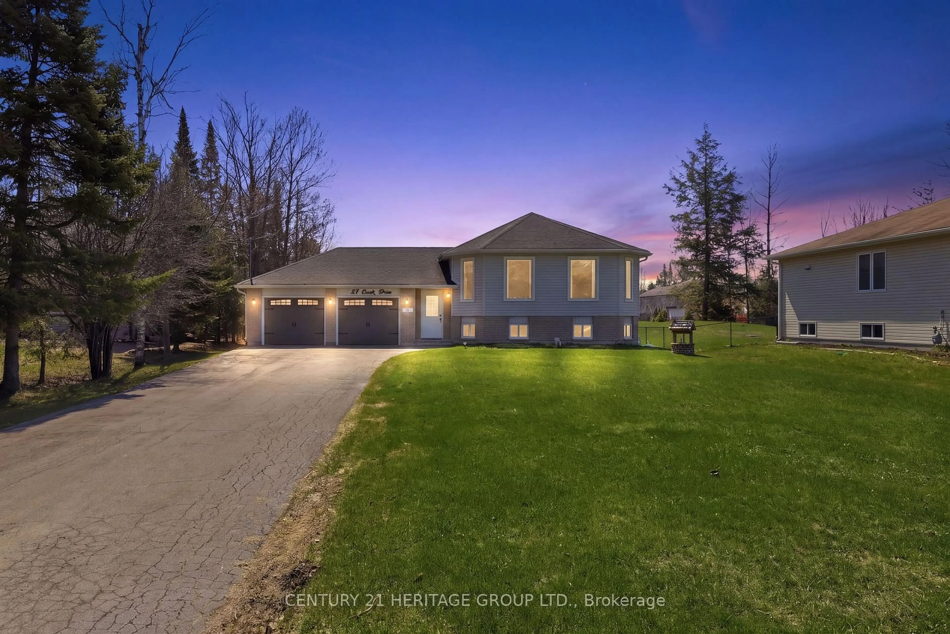 A pic from outside/outdoor area/front of a property/back of a property/a pic from drone, street for 27 Creek Dr, Georgina Ontario L0E 1N0