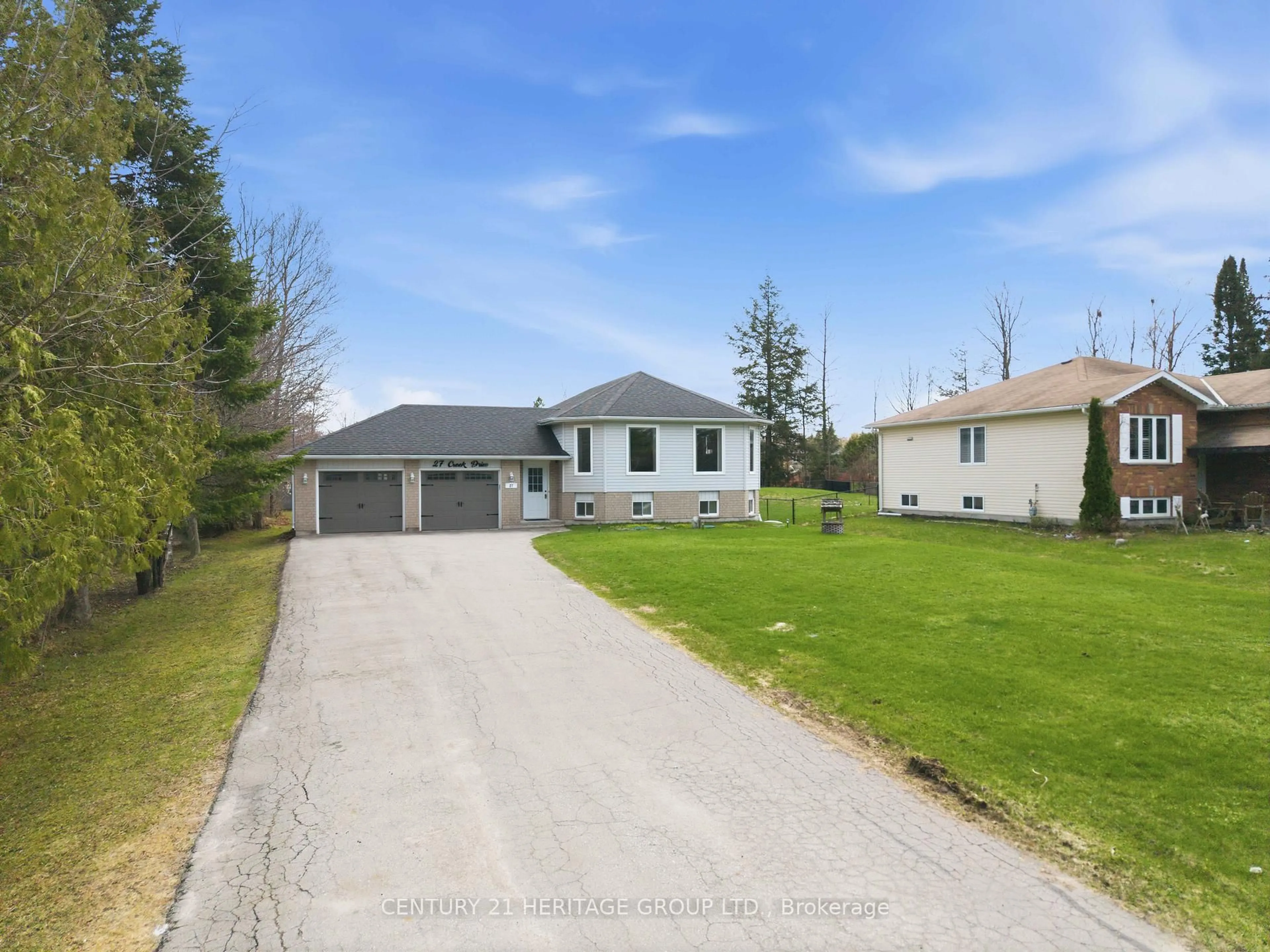 A pic from outside/outdoor area/front of a property/back of a property/a pic from drone, street for 27 Creek Dr, Georgina Ontario L0E 1N0