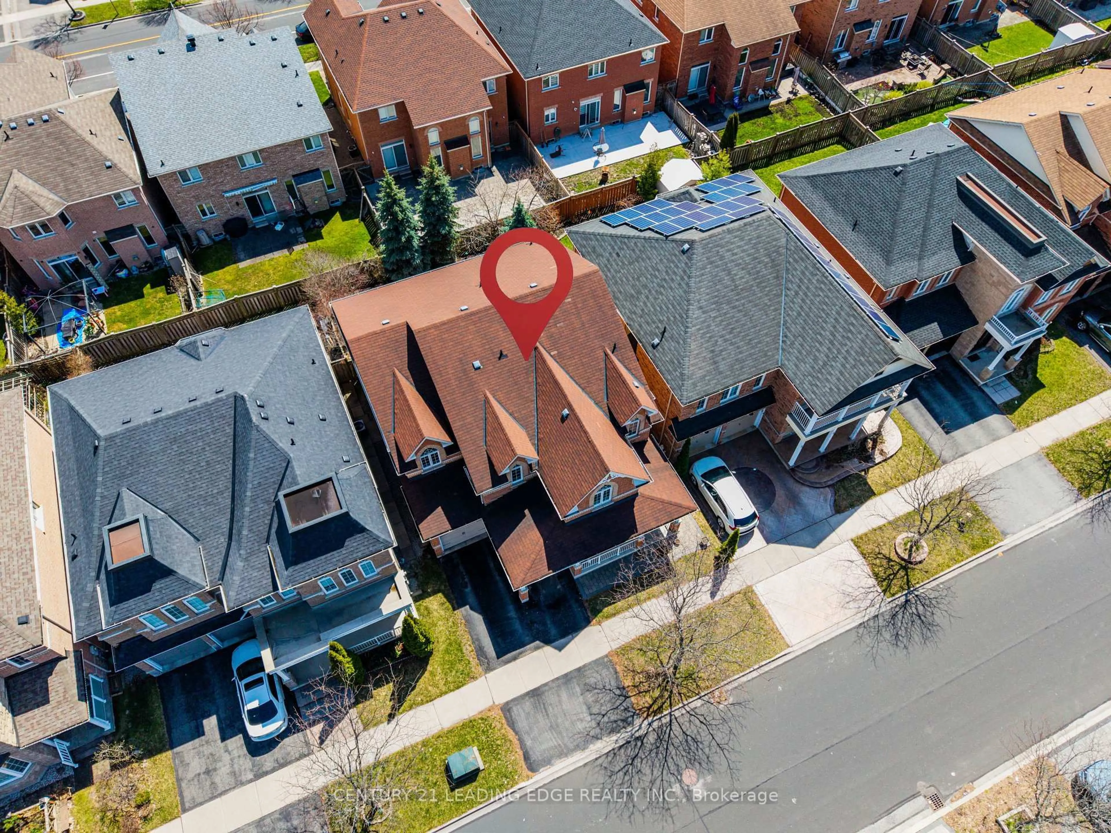 A pic from outside/outdoor area/front of a property/back of a property/a pic from drone, street for 13 Forestbrook Dr, Markham Ontario L6B 0E4