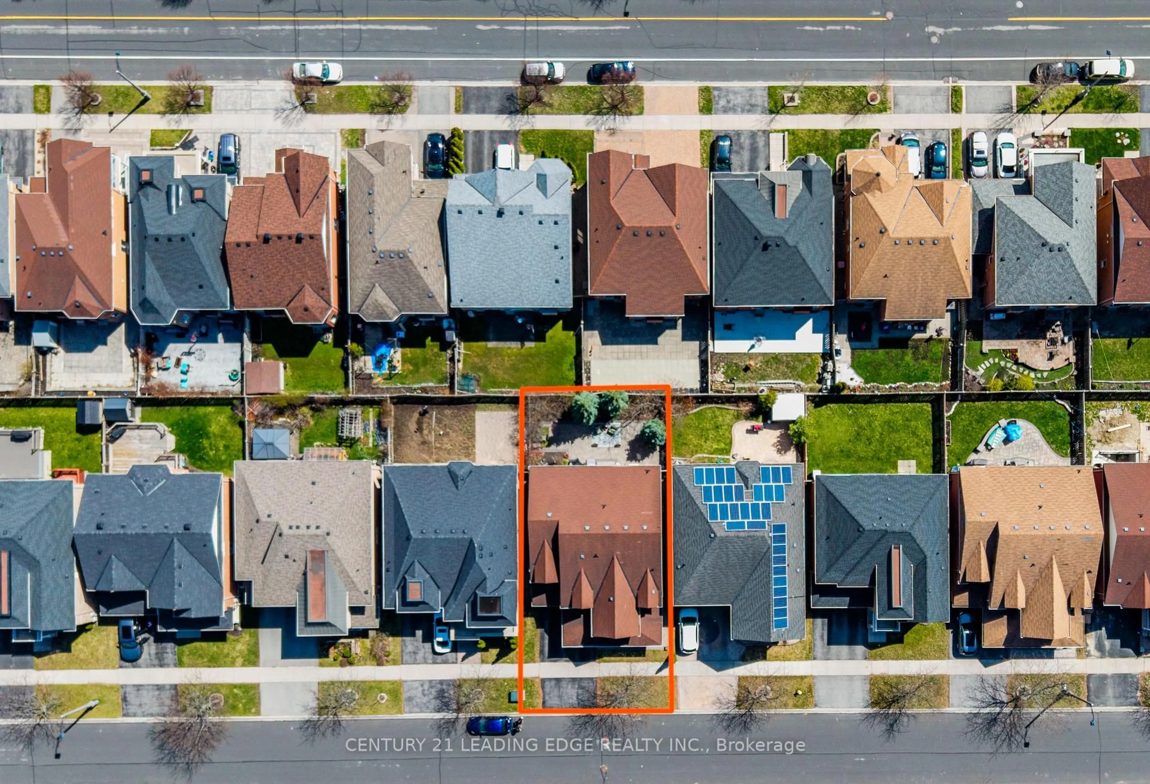 A pic from outside/outdoor area/front of a property/back of a property/a pic from drone, street for 13 Forestbrook Dr, Markham Ontario L6B 0E4