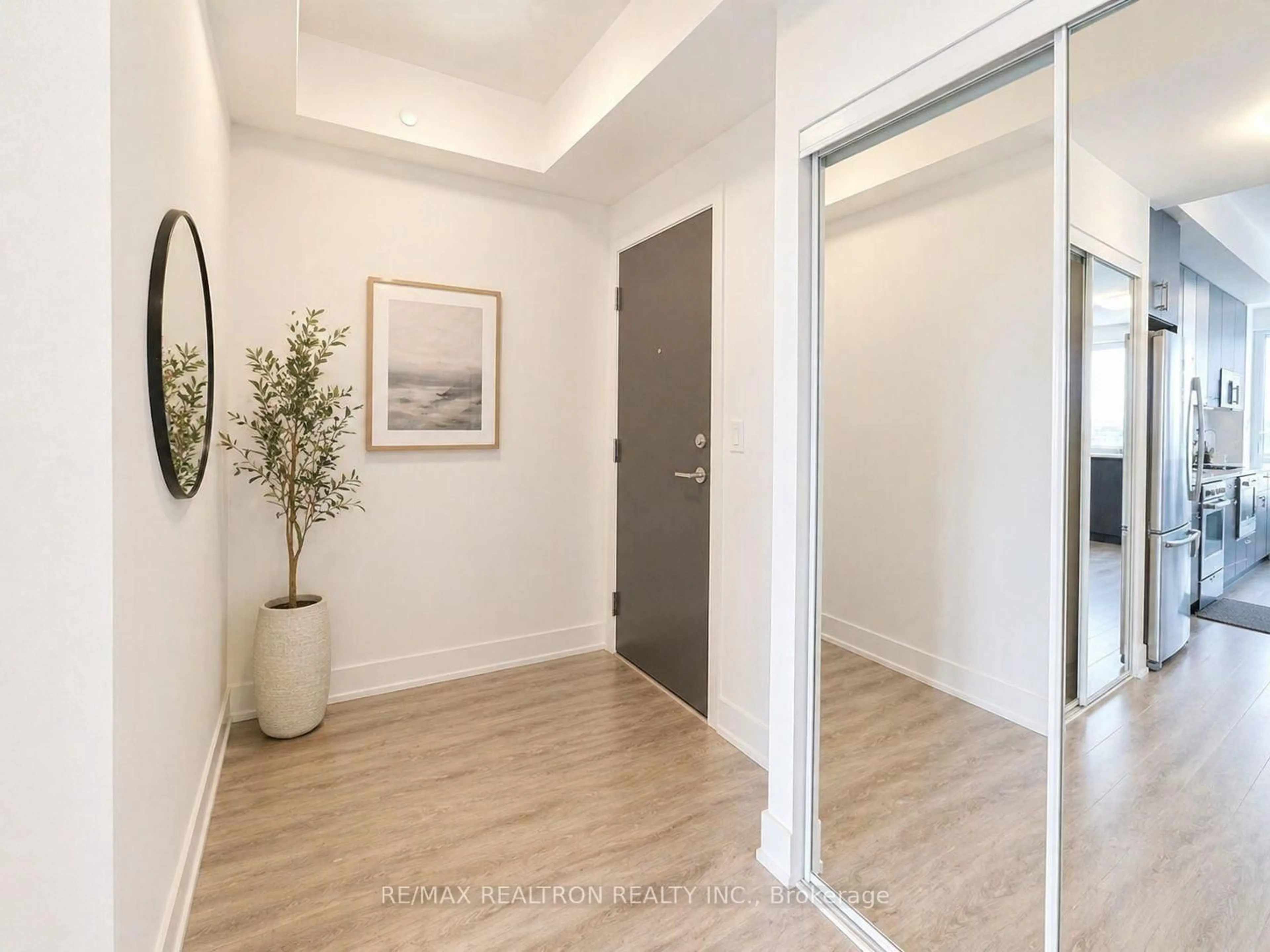 Indoor entryway for 9608 Yonge St #606, Richmond Hill Ontario L4C 0X4