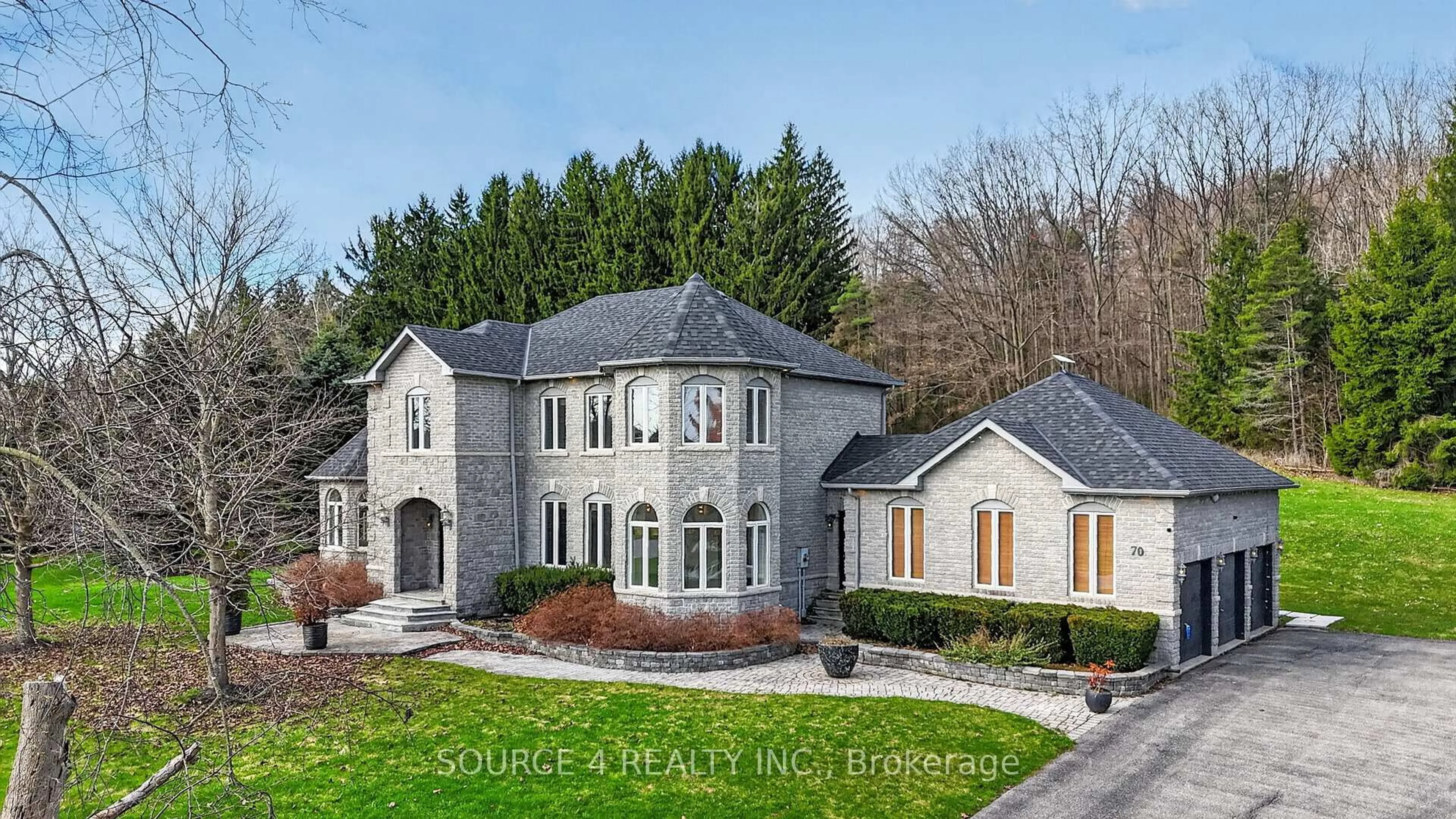 A pic from outside/outdoor area/front of a property/back of a property/a pic from drone, street for 70 Kilkenny Tr, Bradford West Gwillimbury Ontario L3Z 3C5