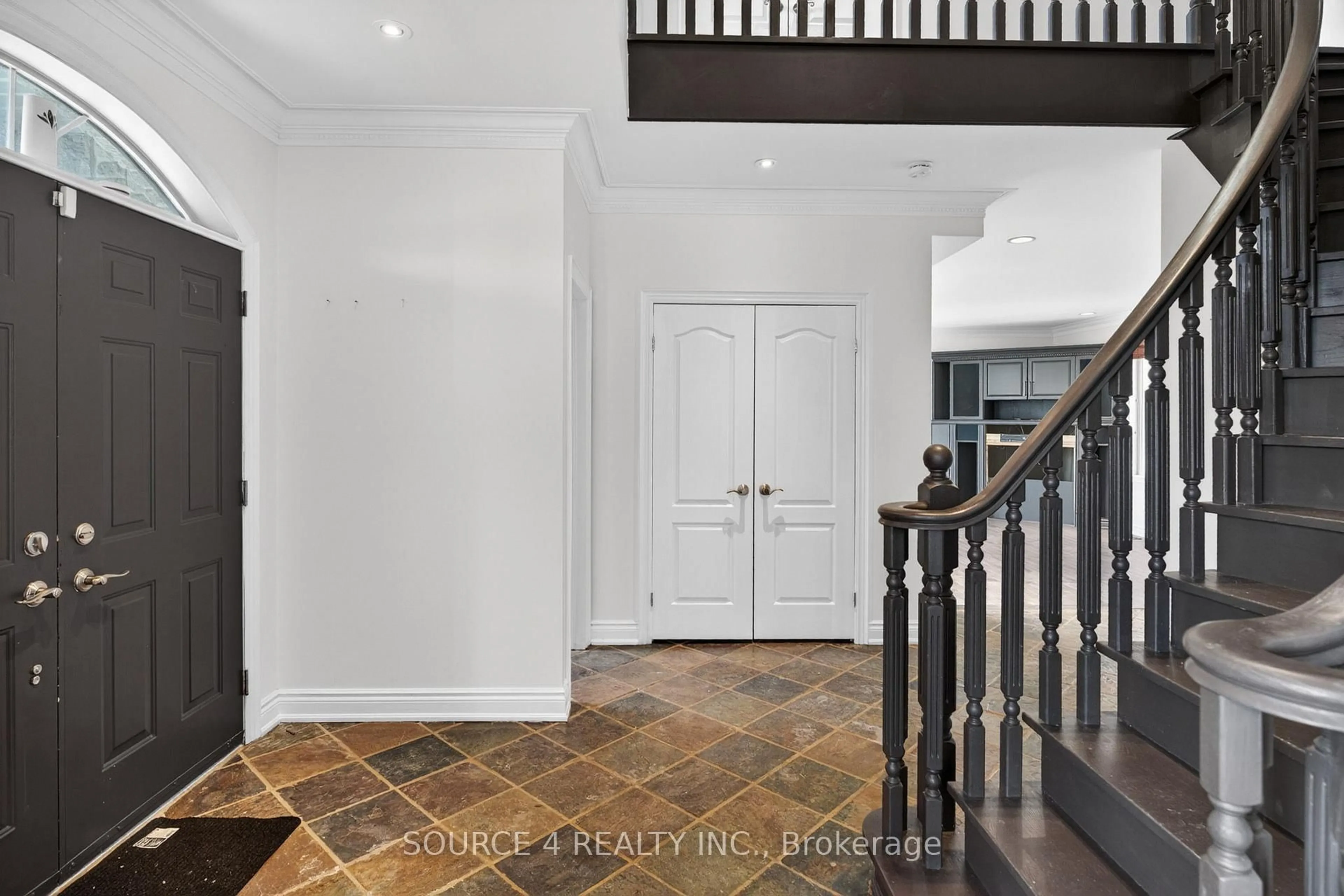 Indoor entryway for 70 Kilkenny Tr, Bradford West Gwillimbury Ontario L3Z 3C5