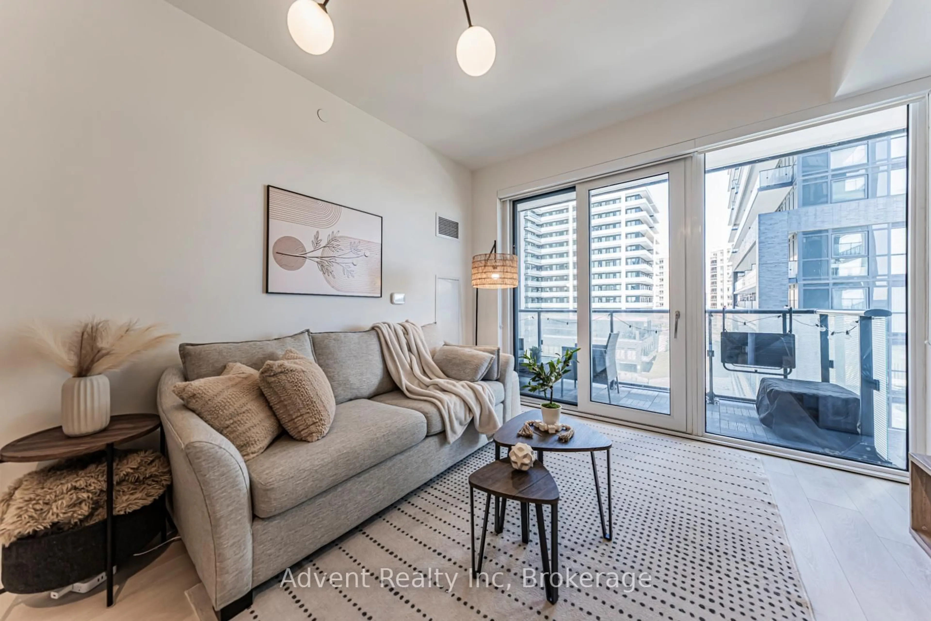 Living room with furniture, unknown for 105 Oneida Cres #604, Richmond Hill Ontario L4B 0H6