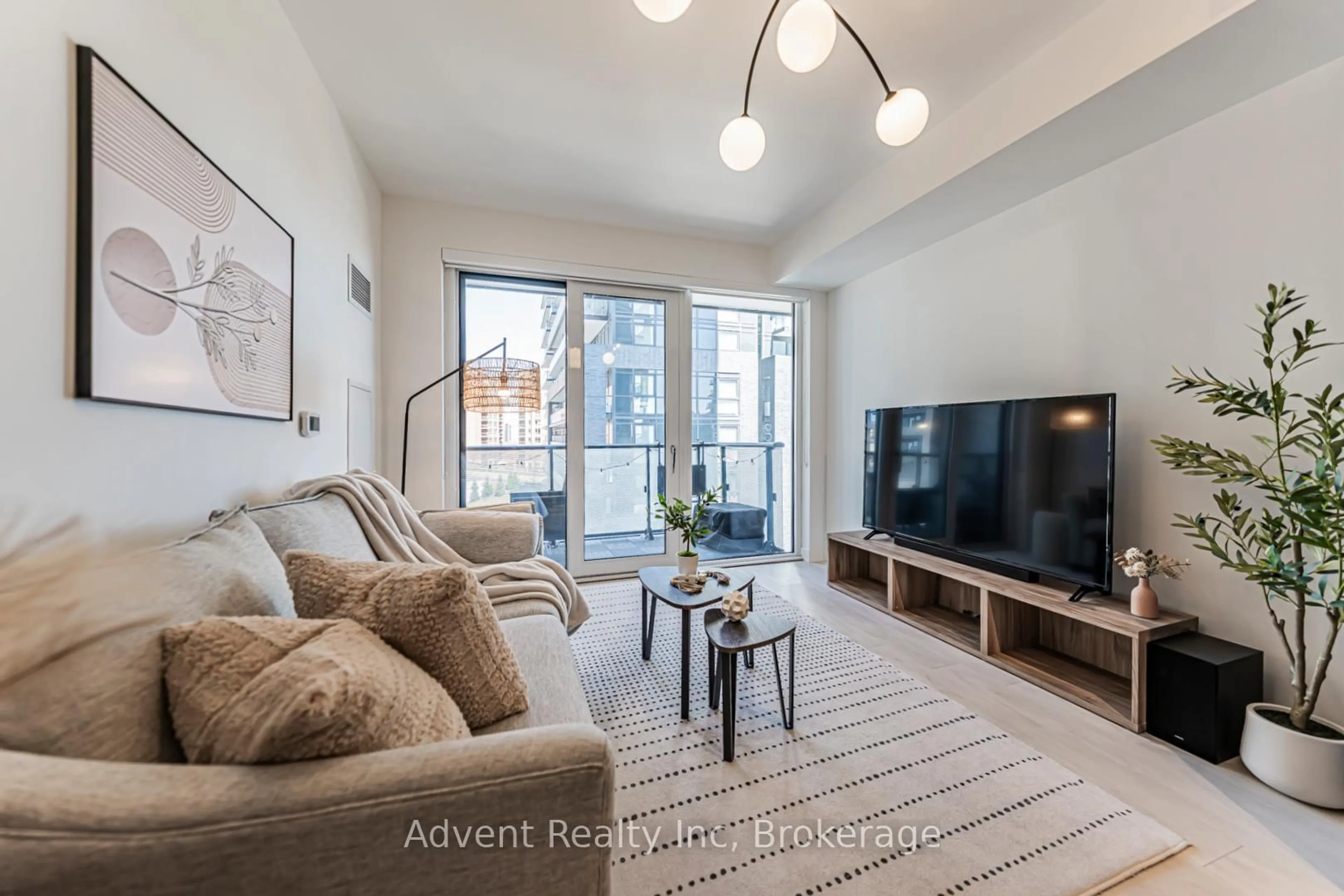 Living room with furniture, unknown for 105 Oneida Cres #604, Richmond Hill Ontario L4B 0H6