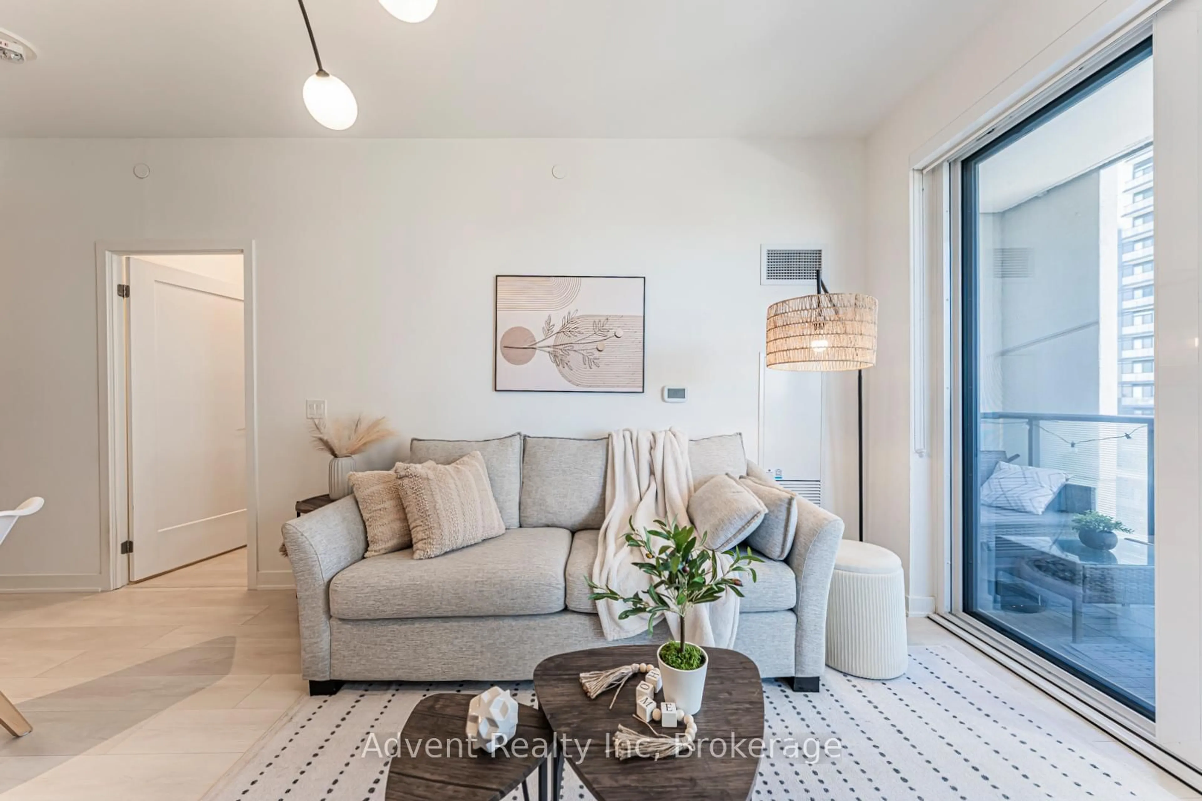 Living room with furniture, unknown for 105 Oneida Cres #604, Richmond Hill Ontario L4B 0H6