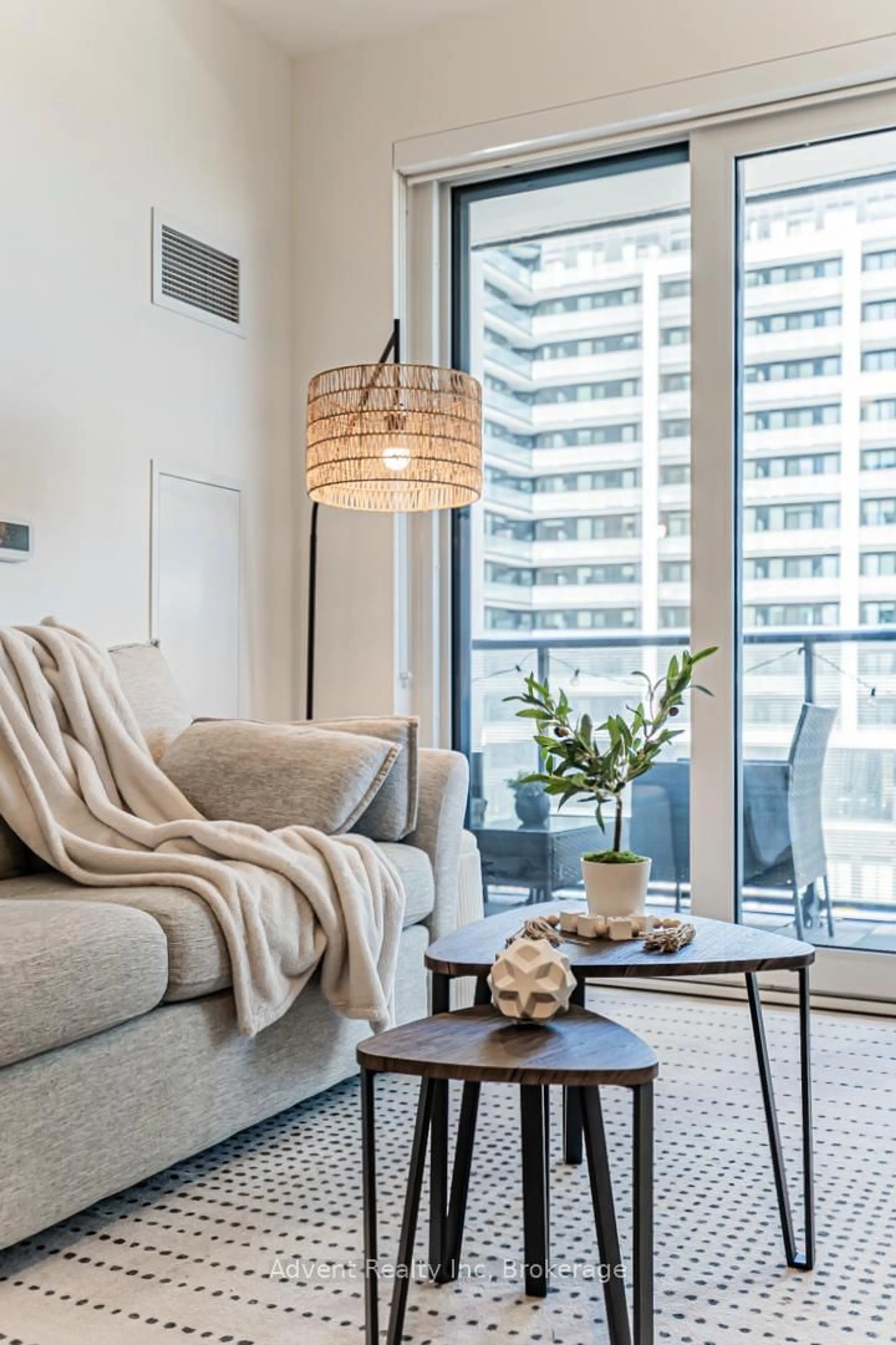 Living room with furniture, unknown for 105 Oneida Cres #604, Richmond Hill Ontario L4B 0H6