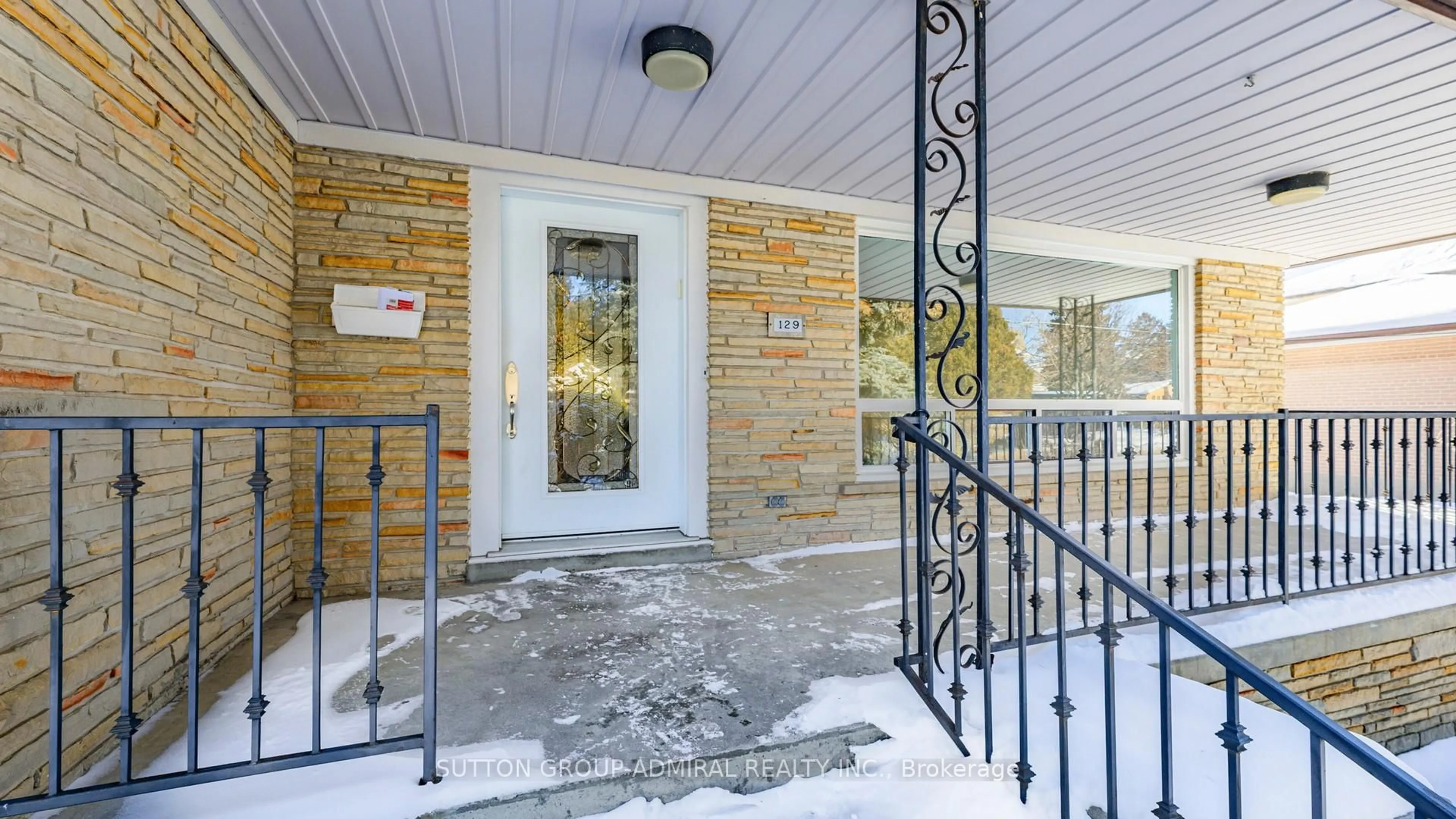 Indoor entryway for 129 Crestwood Rd, Vaughan Ontario L4J 1A7
