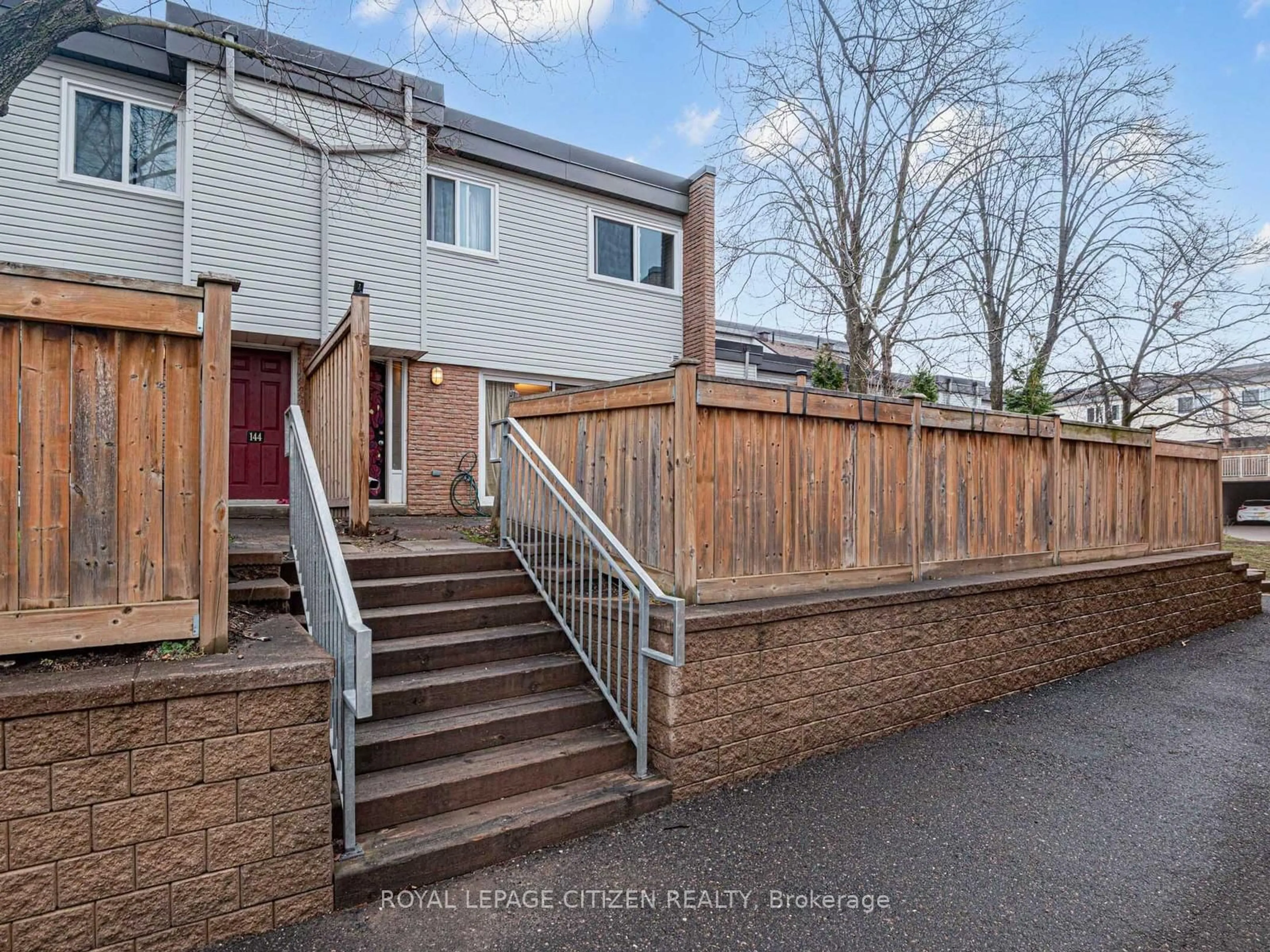 A pic from outside/outdoor area/front of a property/back of a property/a pic from drone, street for 148 Milestone Cres, Aurora Ontario L4G 3M2