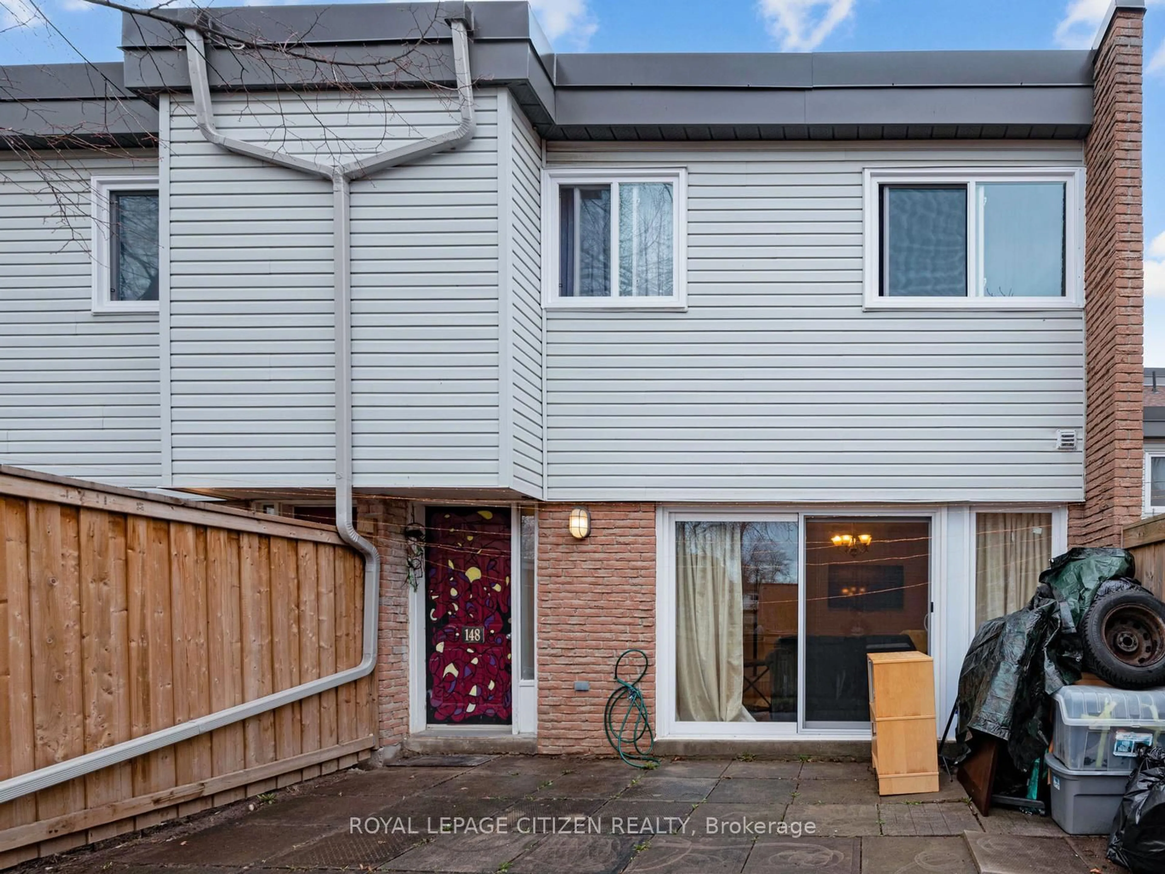 A pic from outside/outdoor area/front of a property/back of a property/a pic from drone, street for 148 Milestone Cres, Aurora Ontario L4G 3M2