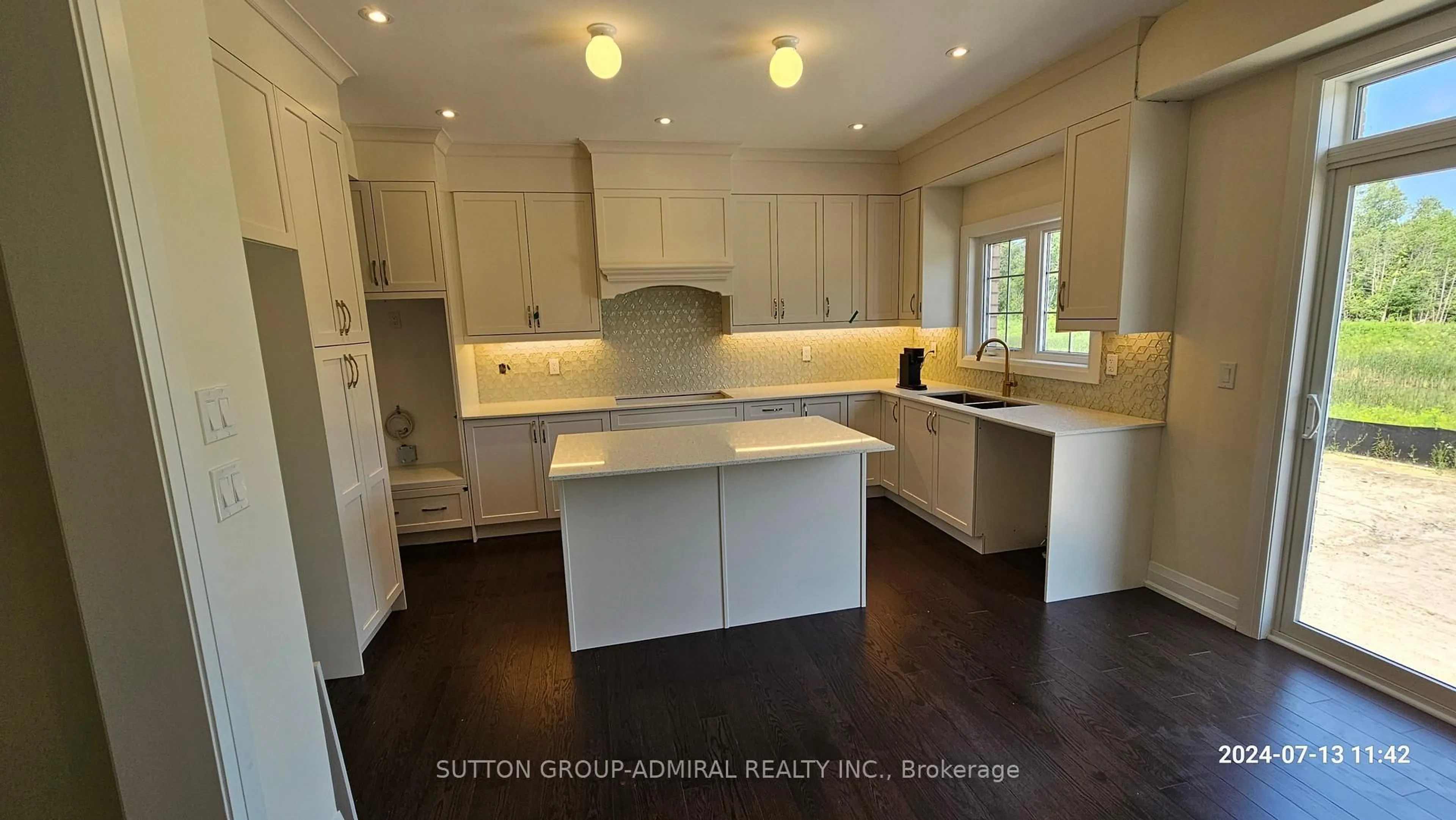 Open concept kitchen, wood/laminate floor for 152 Hawkins St, Georgina Ontario L0E 1R0