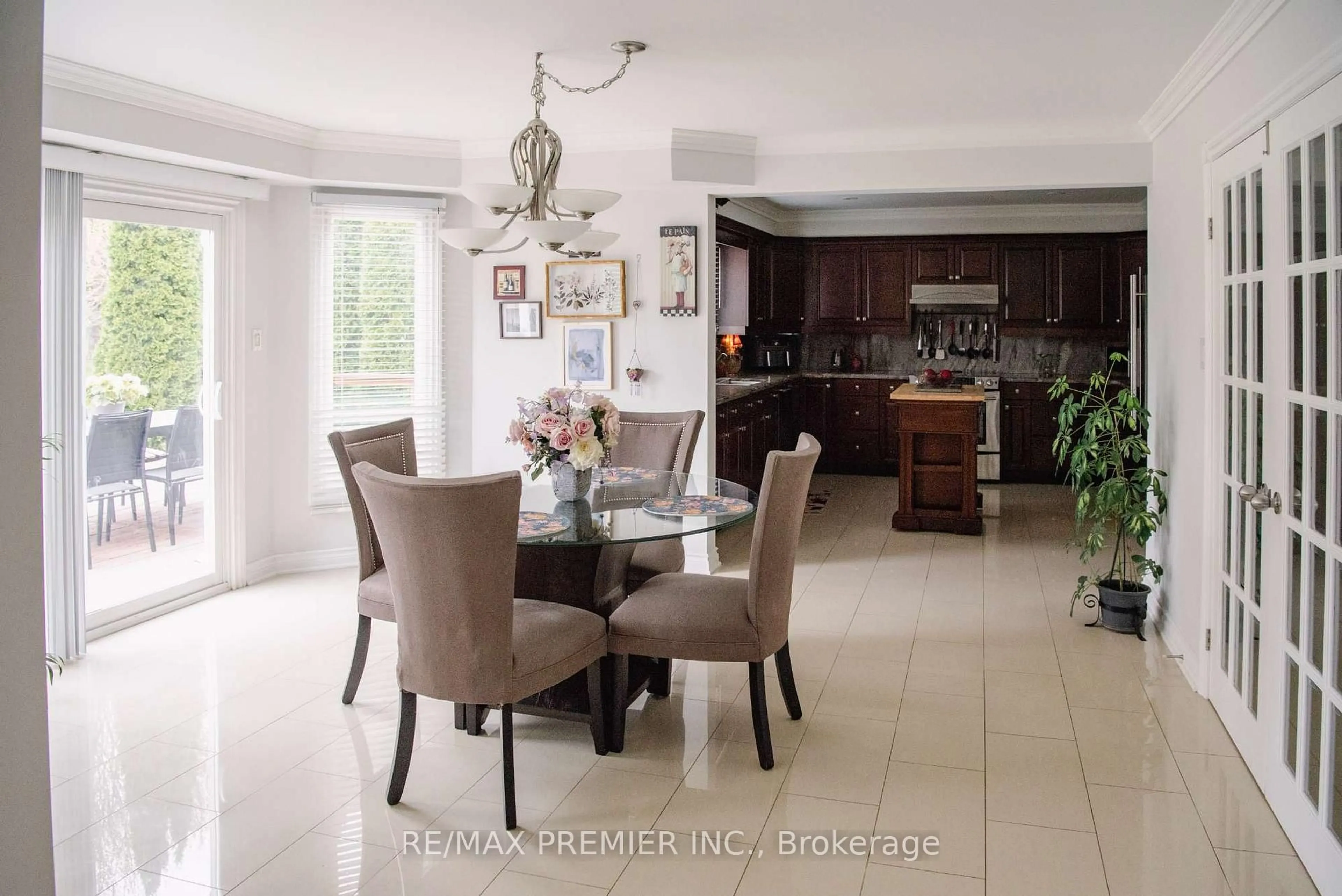 Dining room, ceramic/tile floor for 11 Sleepy Hollow Lane, Whitchurch-Stouffville Ontario L4A 3G7