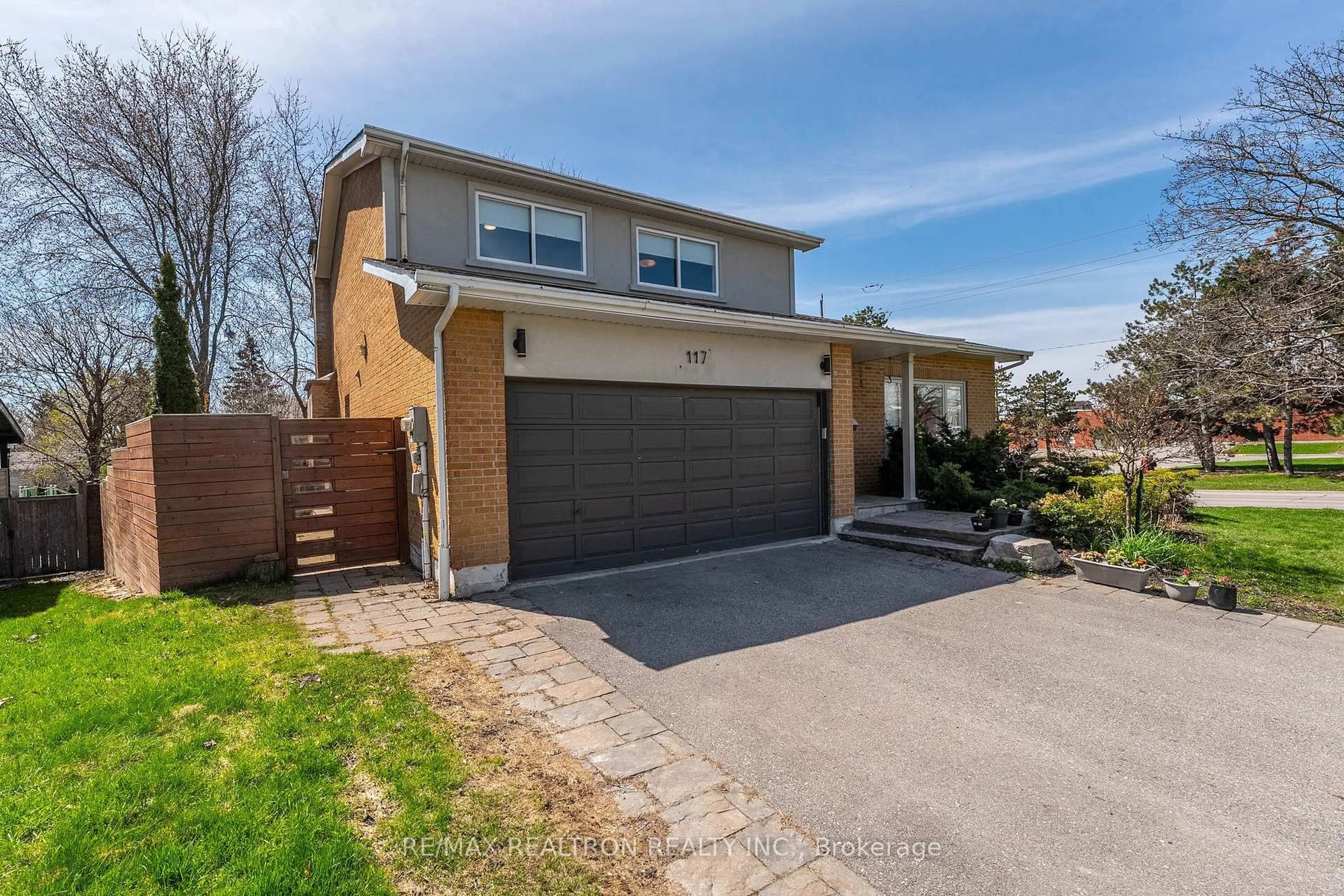 Home with brick exterior material, street for 117 Cardinal Cres, Newmarket Ontario L3Y 5Y5