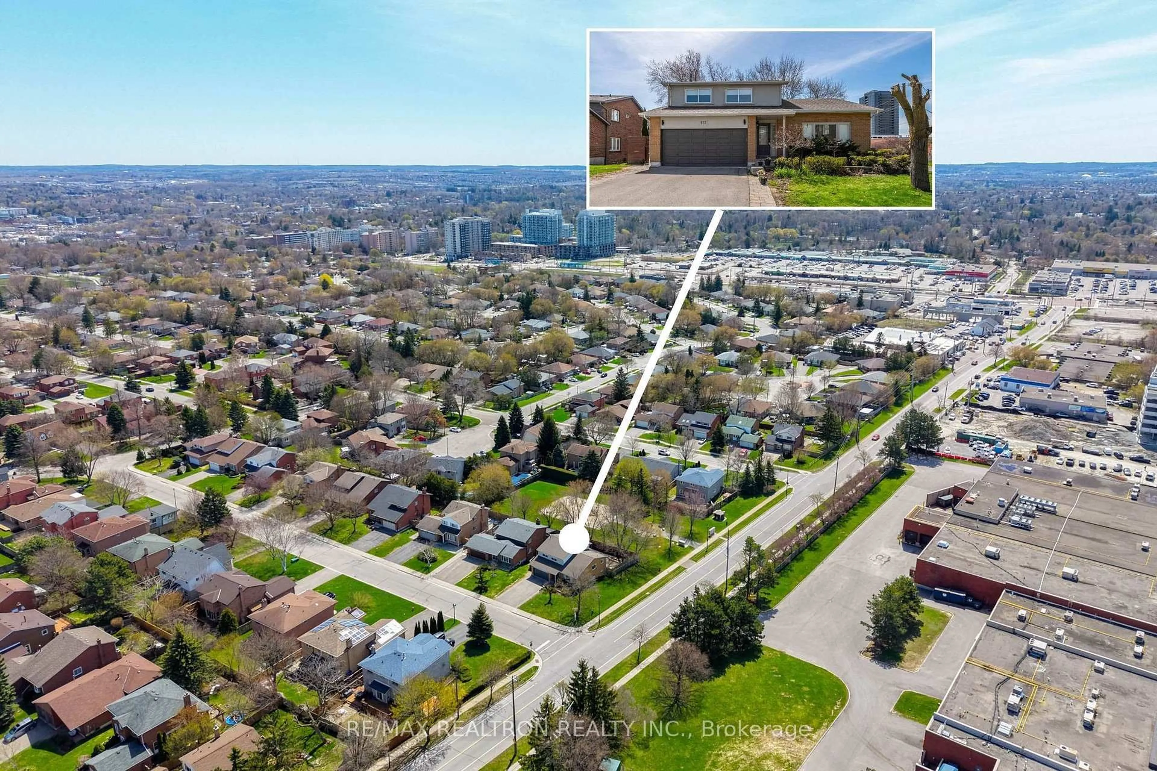 A pic from outside/outdoor area/front of a property/back of a property/a pic from drone, street for 117 Cardinal Cres, Newmarket Ontario L3Y 5Y5