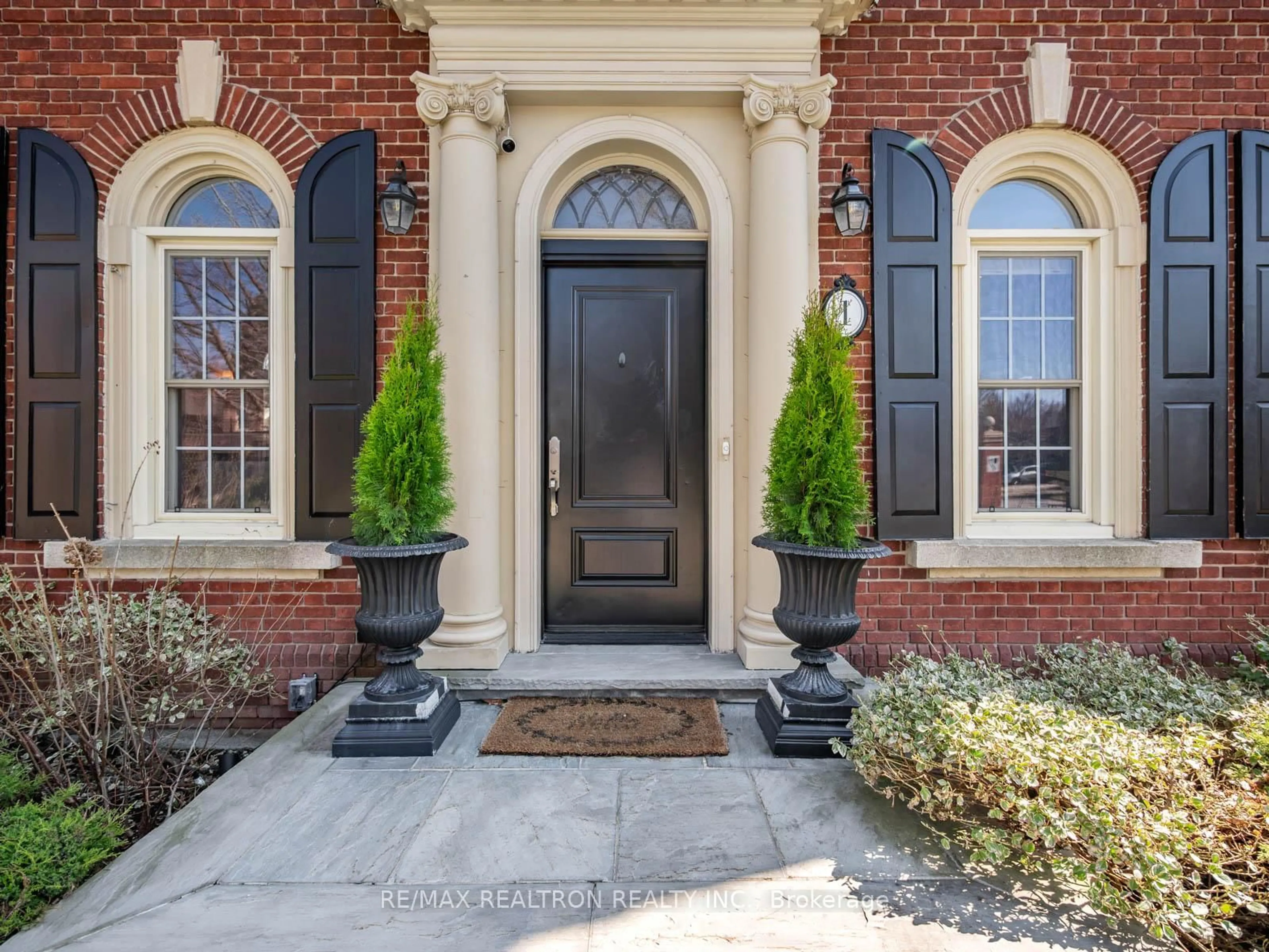 Indoor entryway for 1 Willett Cres, Richmond Hill Ontario L4C 7W7