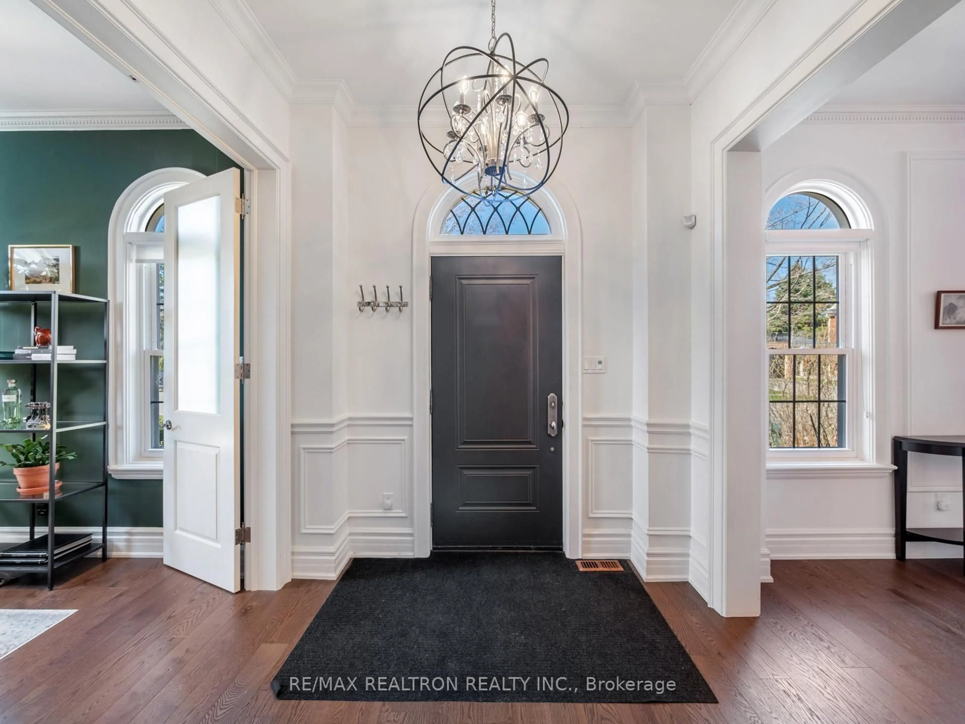 Indoor entryway for 1 Willett Cres, Richmond Hill Ontario L4C 7W7