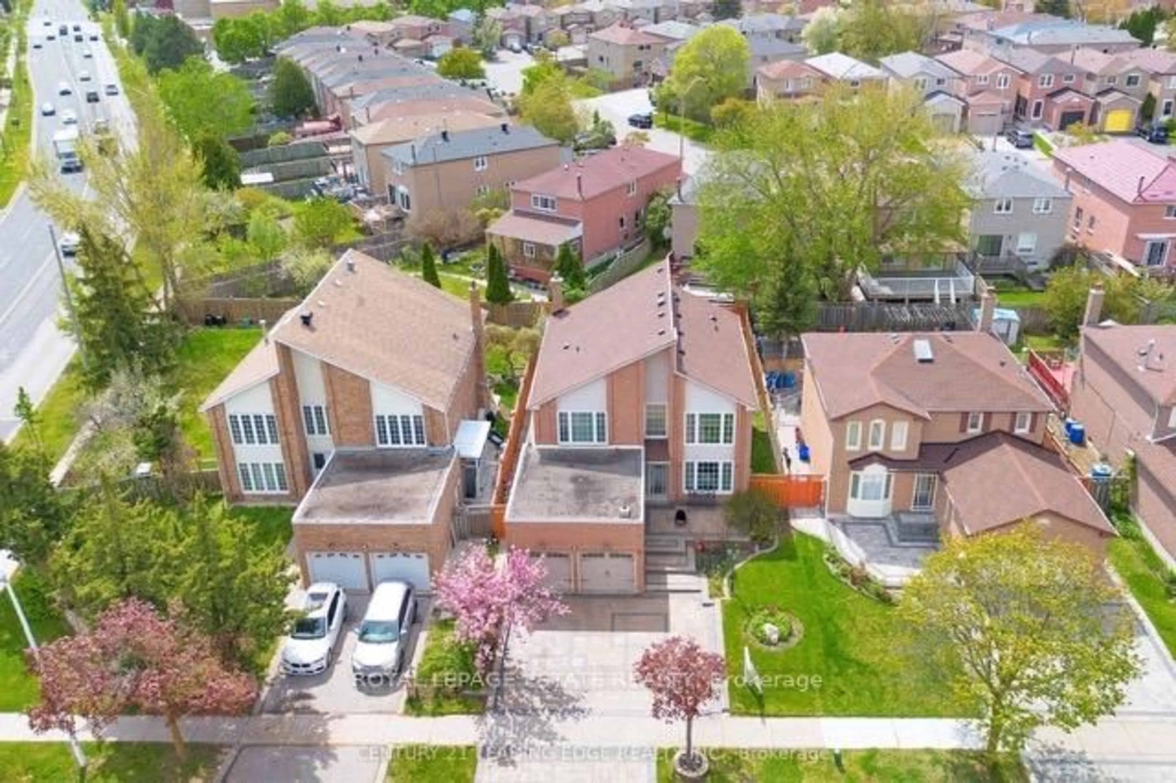 A pic from outside/outdoor area/front of a property/back of a property/a pic from drone, street for 4 Townley Ave, Markham Ontario L3S 1C9