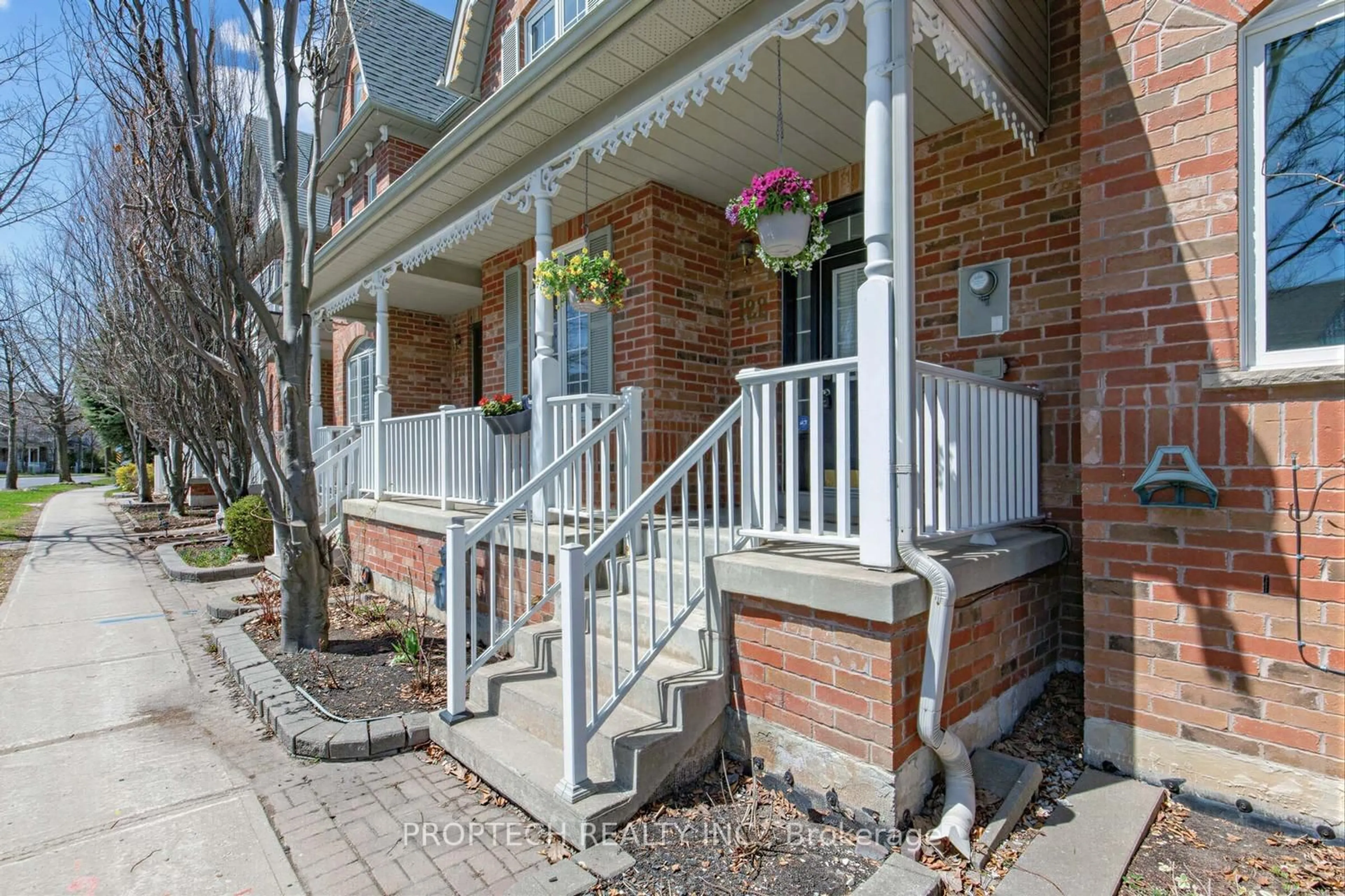 Home with brick exterior material, street for 122 The Fairways, Markham Ontario L6C 2V8