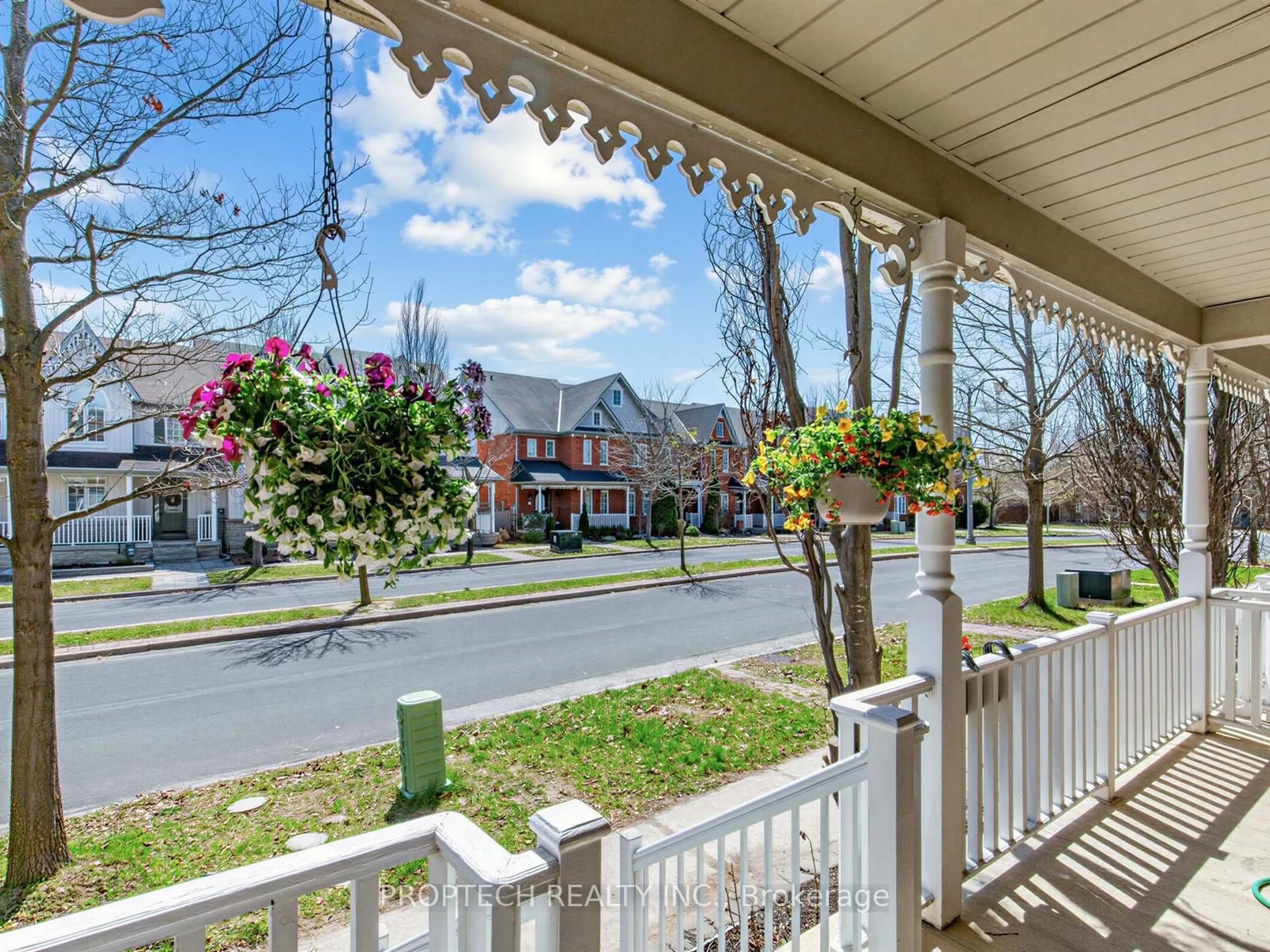 Patio, street for 122 The Fairways, Markham Ontario L6C 2V8