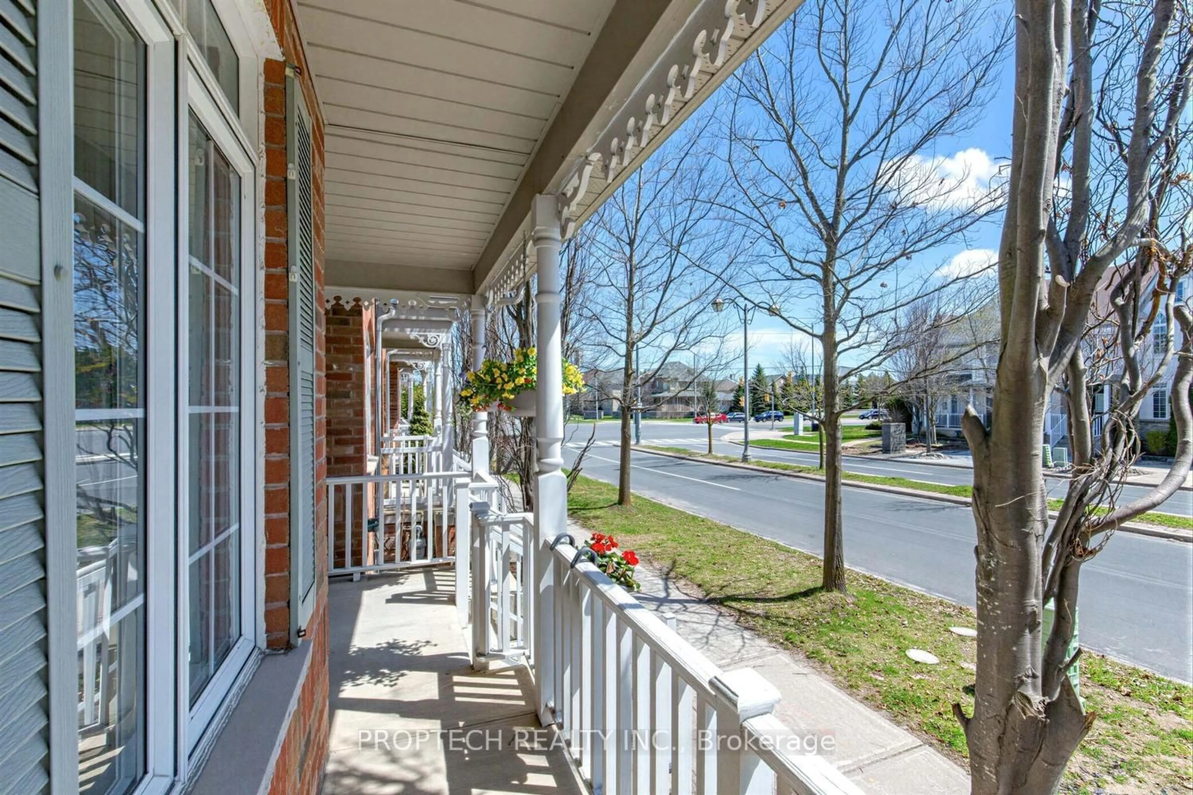 Patio, street for 122 The Fairways, Markham Ontario L6C 2V8