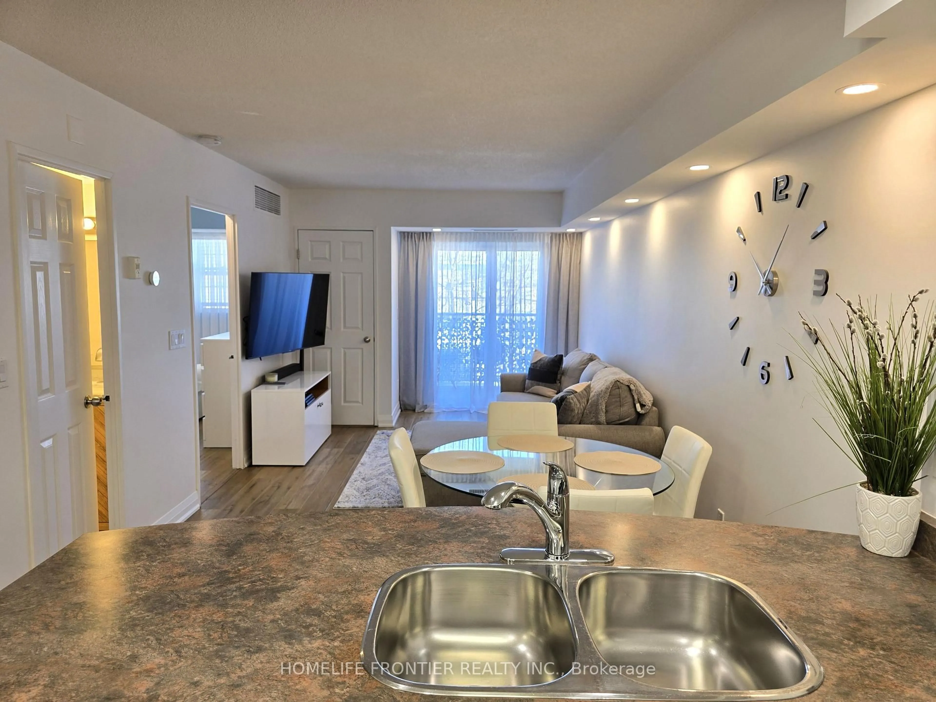 Living room with furniture, unknown for 35 Hunt Ave #201, Richmond Hill Ontario L4C 4H1